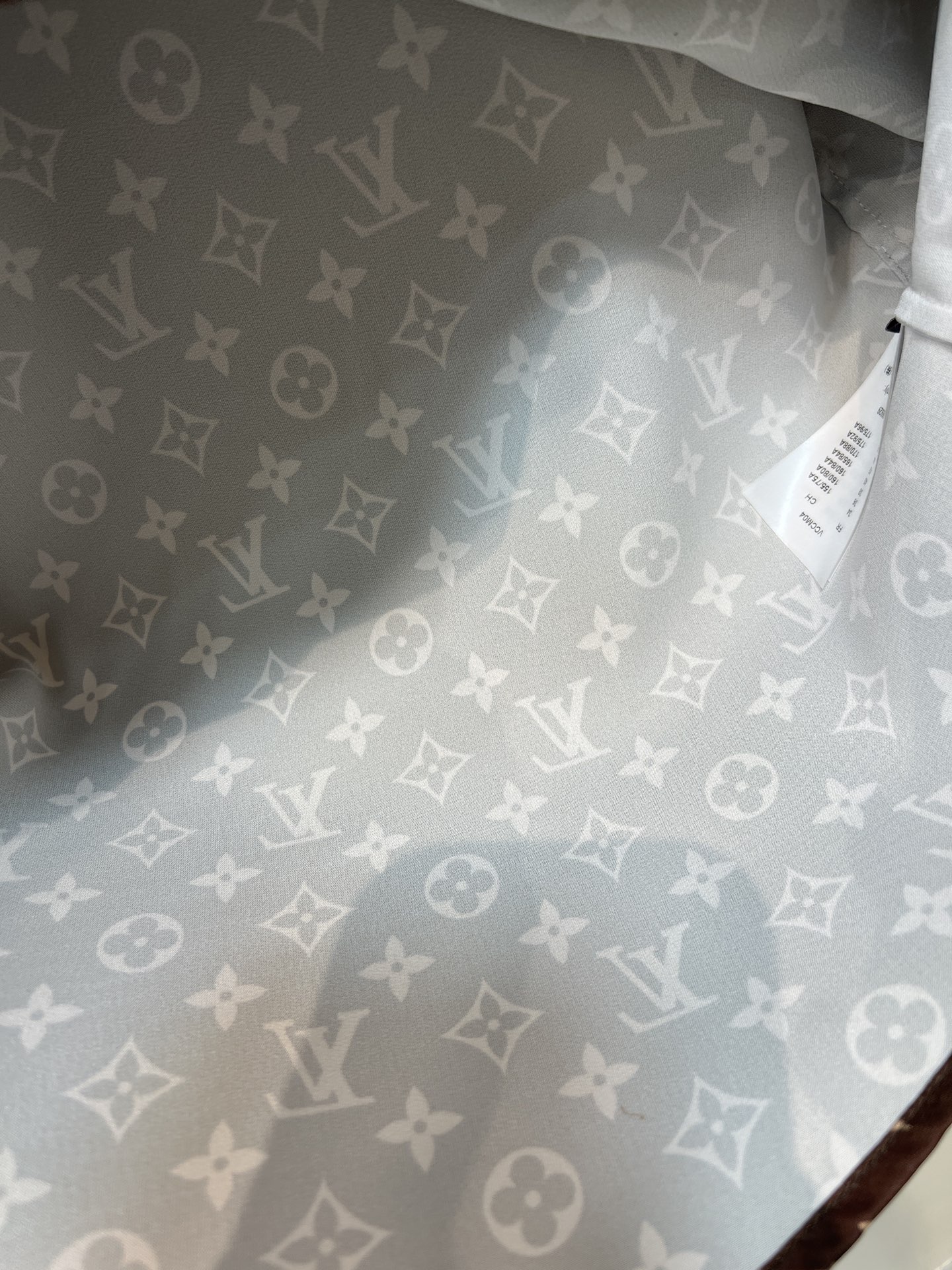 L家 26春夏新品 经典Monogram印花衬衫 棕色老花图案超有辨识度 奢华感满满！高品质面料 穿着舒