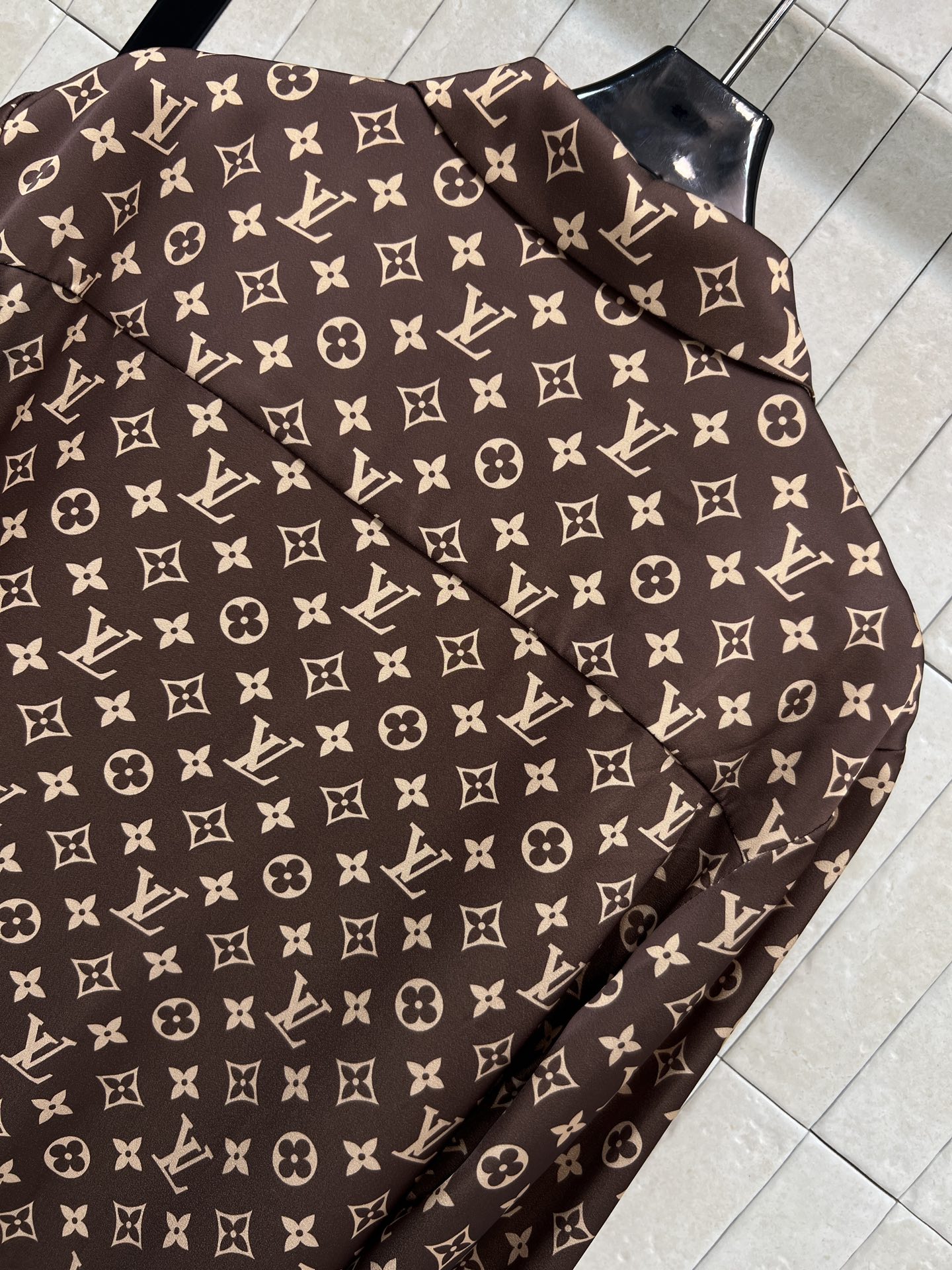 L家 26春夏新品 经典Monogram印花衬衫 棕色老花图案超有辨识度 奢华感满满！高品质面料 穿着舒