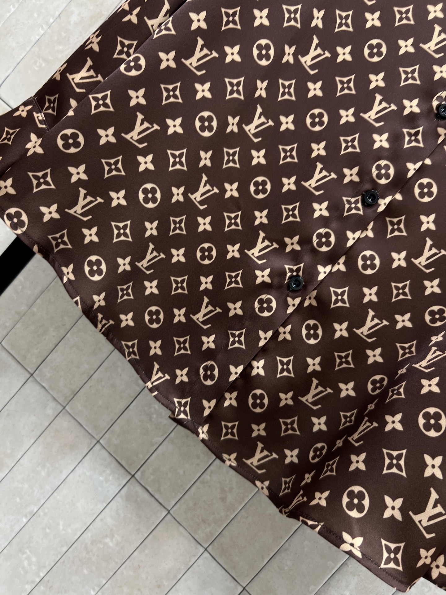 L家 26春夏新品 经典Monogram印花衬衫 棕色老花图案超有辨识度 奢华感满满！高品质面料 穿着舒