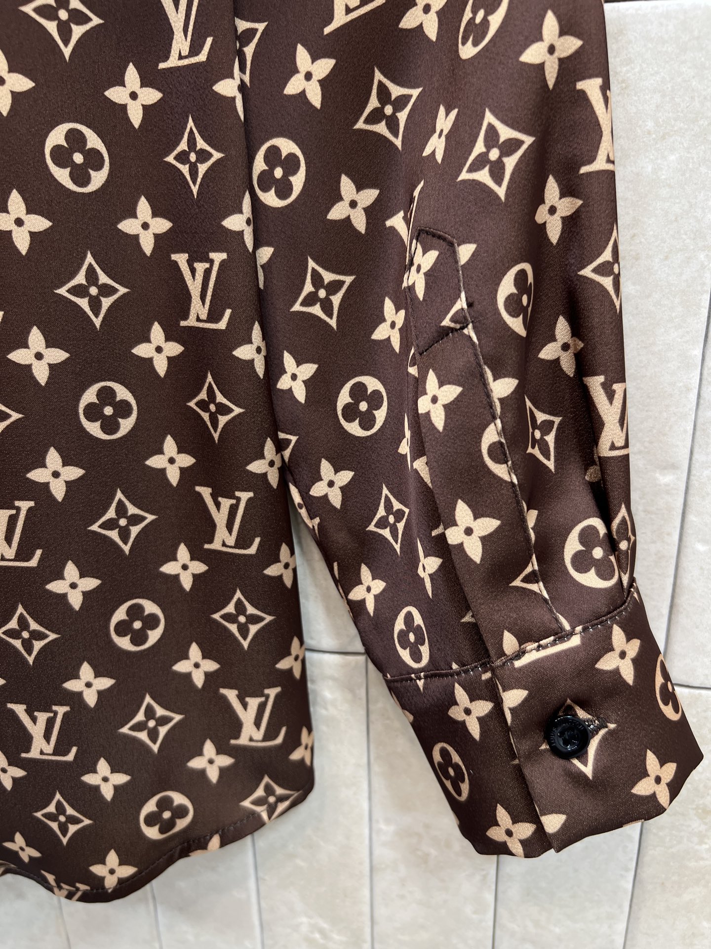 L家 26春夏新品 经典Monogram印花衬衫 棕色老花图案超有辨识度 奢华感满满！高品质面料 穿着舒