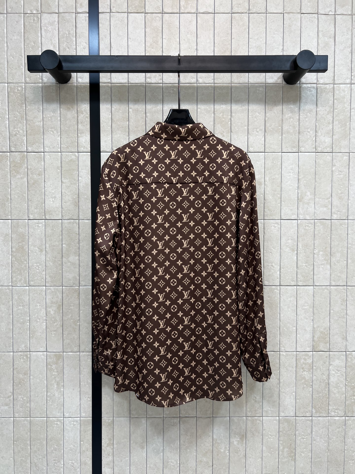 L家 26春夏新品 经典Monogram印花衬衫 棕色老花图案超有辨识度 奢华感满满！高品质面料 穿着舒