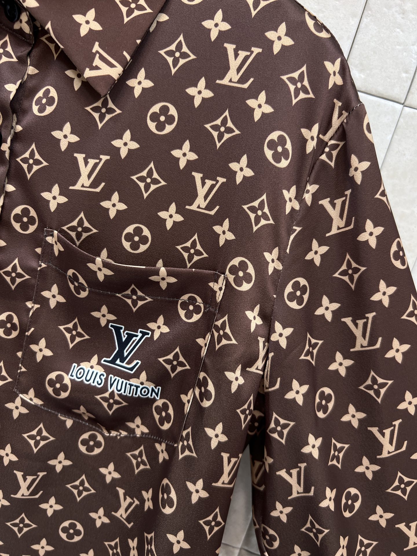 L家 26春夏新品 经典Monogram印花衬衫 棕色老花图案超有辨识度 奢华感满满！高品质面料 穿着舒