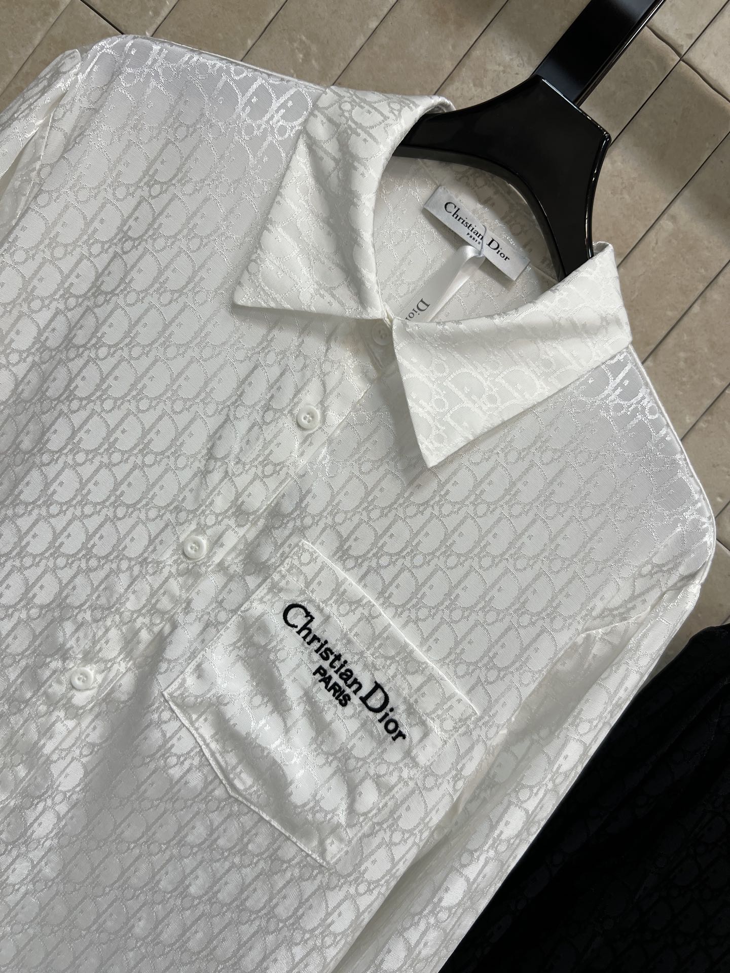 D家 26春夏新款 D字母提花衬衫 集精致休闲于一体的翻领衬衫 胸前口袋撞色logo+蜜蜂刺绣点缀 经典