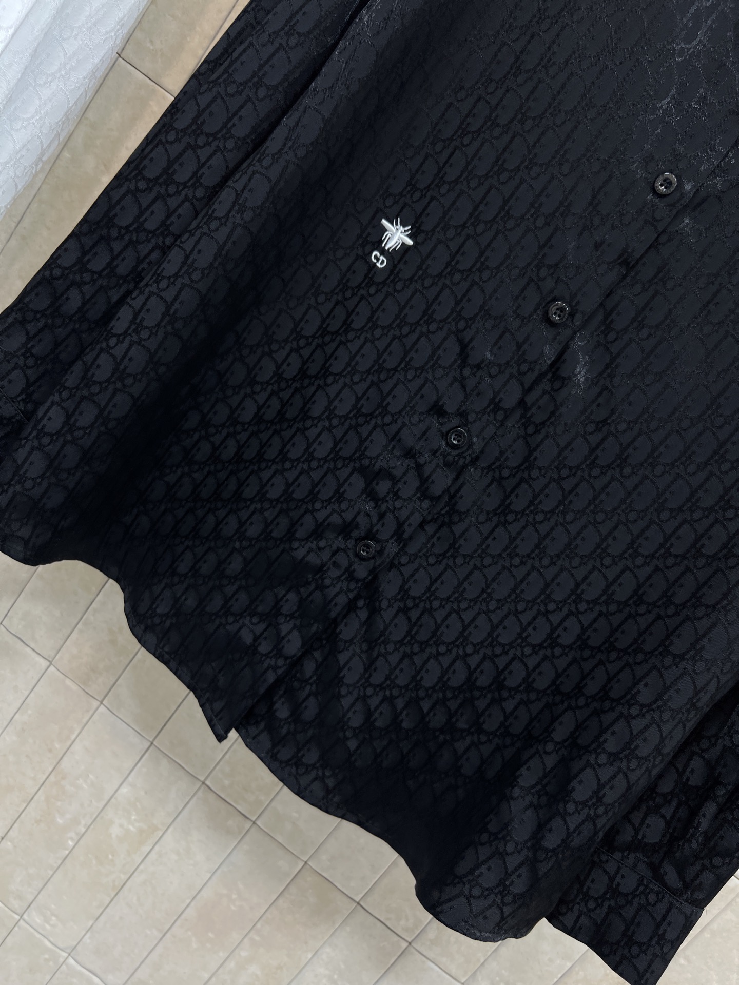 D家 26春夏新款 D字母提花衬衫 集精致休闲于一体的翻领衬衫 胸前口袋撞色logo+蜜蜂刺绣点缀 经典