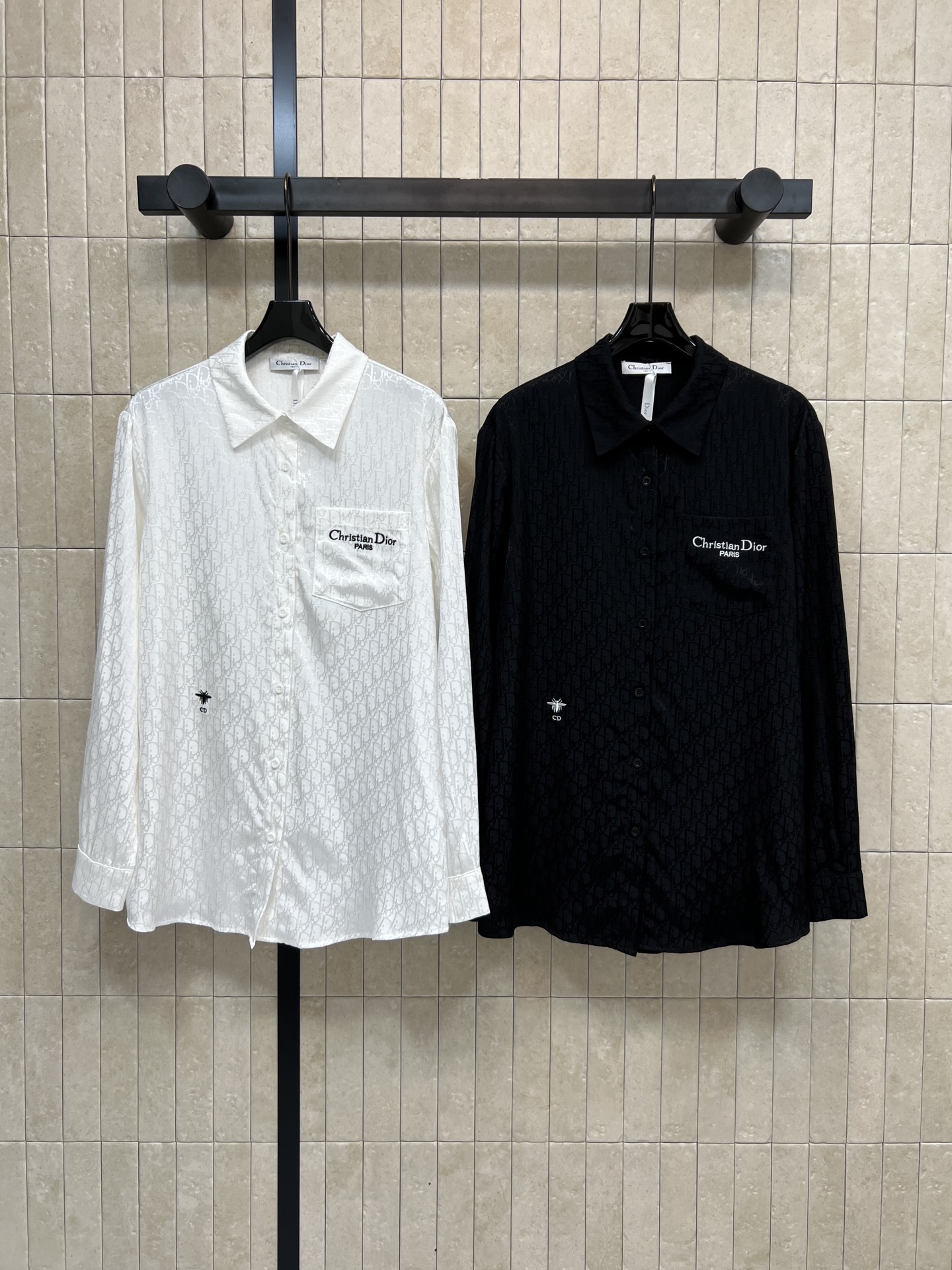 NO:722871,D Home 26 new spring and summer D letter jacquard shirt. A lapel shirt that combines exquisiteness and leisure. The chest pocket is decorated with contrasting logo and bee embroidery. The classic jacquard fabric is high-end and textured. The upper body is comfortable and casual and does not care about the body shape. It can be easily controlled by any body shape. The letter print all over the body is fashionable and durable. It will never go out of style. The small lapel is capable and handsome. The loose fit. The upper body has an age-reducing and stylish temperament. It looks good when worn alone or outside. It is great when worn alone or layered.  Elegant and personalized, you can easily get a sense of luxury!  Two colors and three codes Size/S-M-L, Dior-clothing, dior, dior, shirts,19860909D家 26春夏新款 D字母提花衬衫 集精致休闲于一体的翻领衬衫 胸前口袋撞色logo+蜜蜂刺绣点缀 经典的提花面料高级有质感 上身舒适随性完全不挑身材 任何身型都能轻松驾驭 满身字母印花时髦耐看永不过时 小翻领干练帅气 宽松版型 上身气质减龄又洋气 无论是单穿或者是外搭都好看 单穿or叠搭都很出彩 优雅又有个性 轻松get高级感！两色三码Size/S-M-L,迪奥-服装,dior,dior,shirts,,Women's clothing