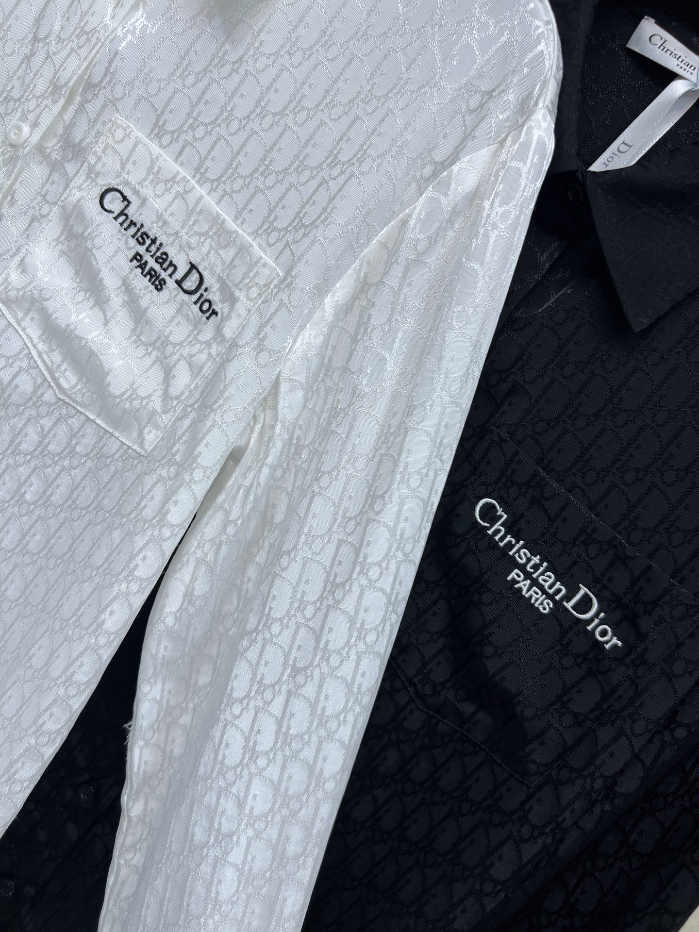 D家 26春夏新款 D字母提花衬衫 集精致休闲于一体的翻领衬衫 胸前口袋撞色logo+蜜蜂刺绣点缀 经典