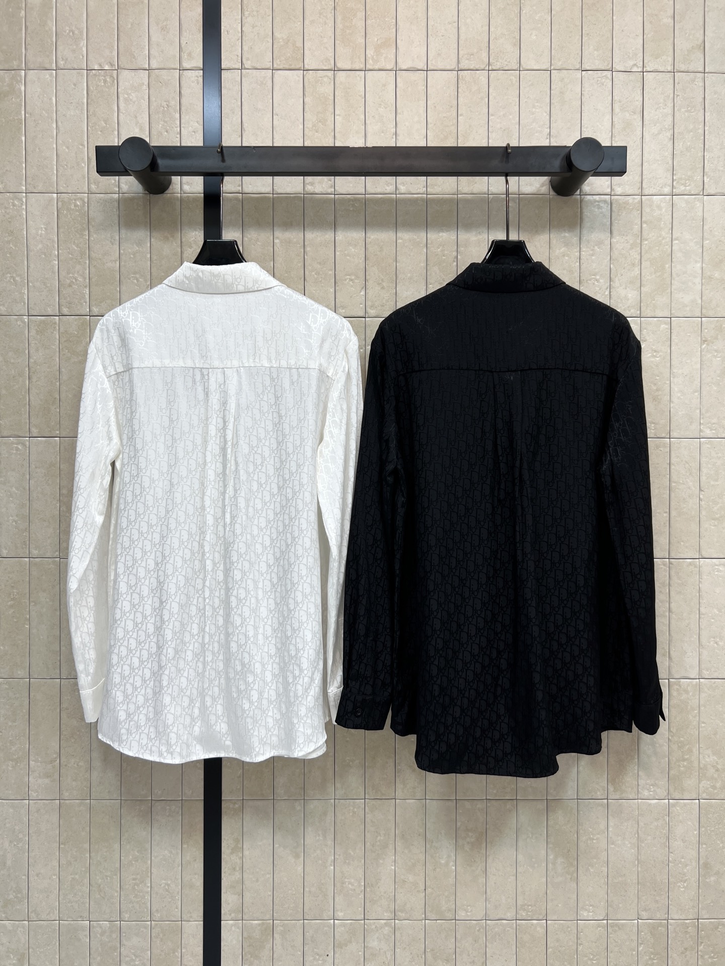 D家 26春夏新款 D字母提花衬衫 集精致休闲于一体的翻领衬衫 胸前口袋撞色logo+蜜蜂刺绣点缀 经典