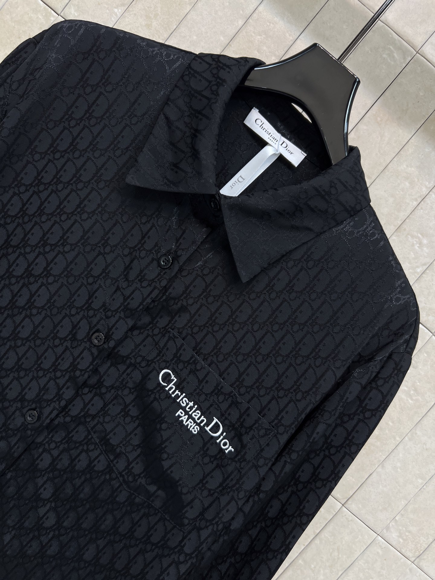 D家 26春夏新款 D字母提花衬衫 集精致休闲于一体的翻领衬衫 胸前口袋撞色logo+蜜蜂刺绣点缀 经典