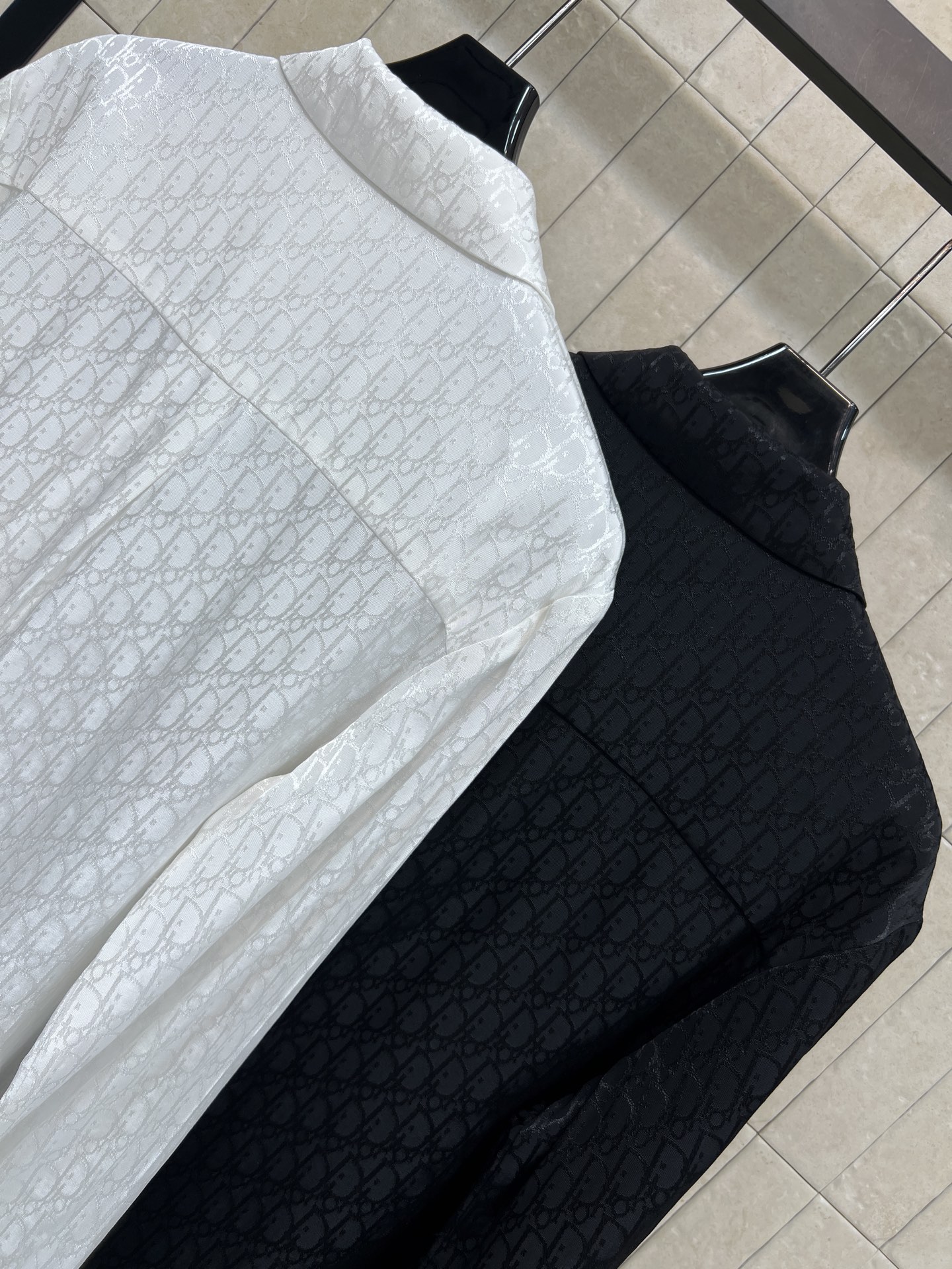 D家 26春夏新款 D字母提花衬衫 集精致休闲于一体的翻领衬衫 胸前口袋撞色logo+蜜蜂刺绣点缀 经典