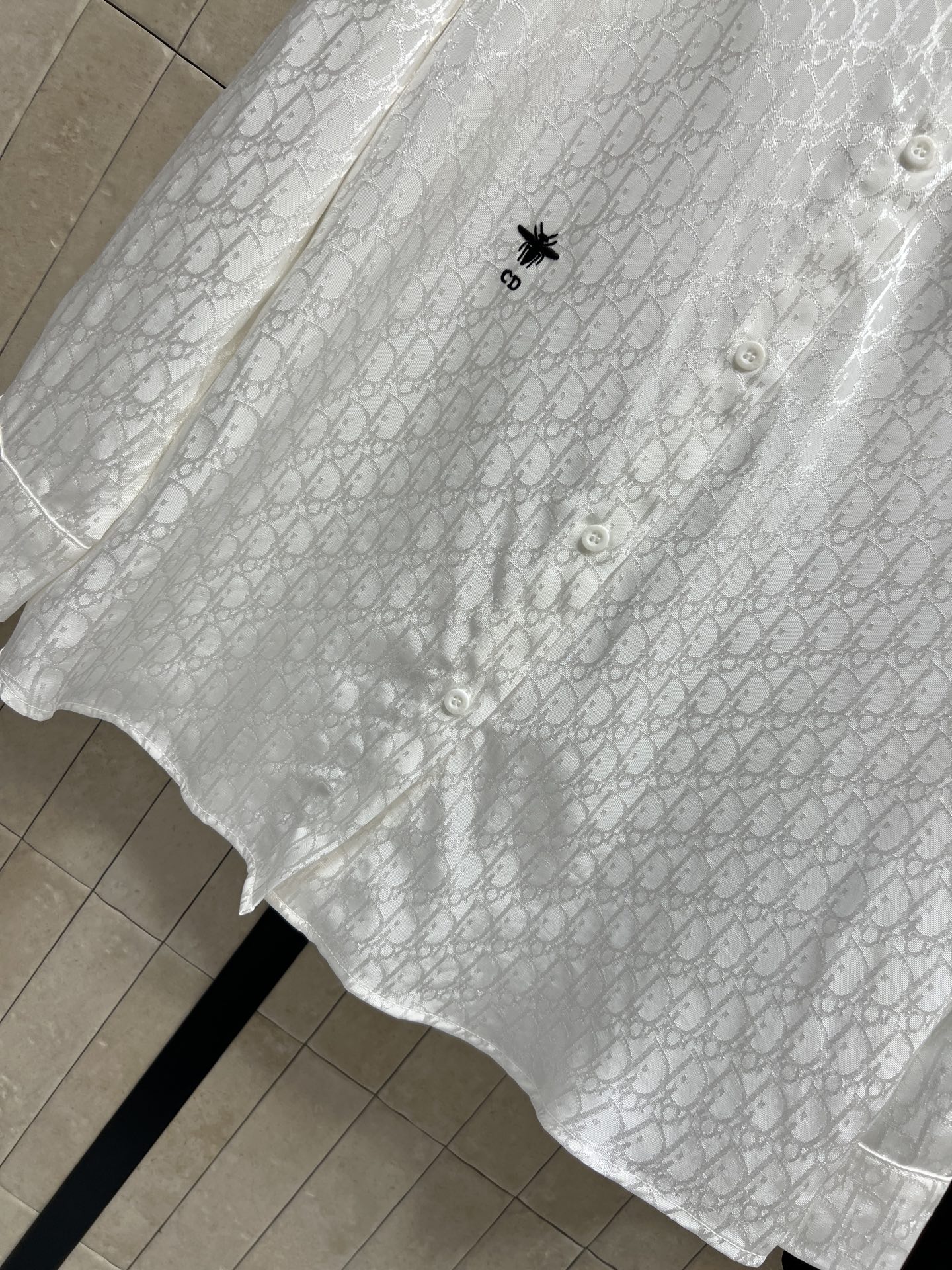 D家 26春夏新款 D字母提花衬衫 集精致休闲于一体的翻领衬衫 胸前口袋撞色logo+蜜蜂刺绣点缀 经典