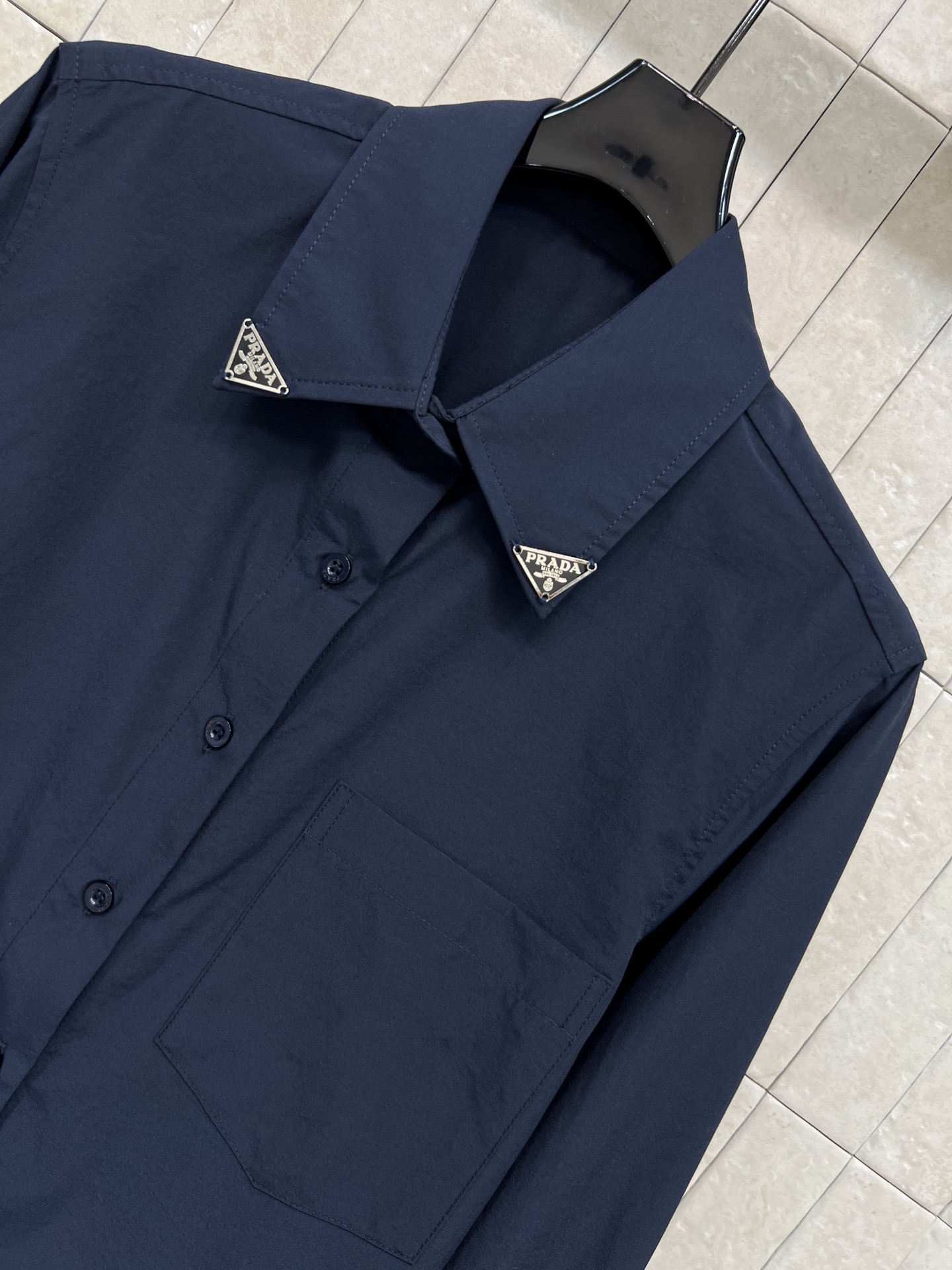 PD家 26春夏新款 三角标长袖翻领衬衫 简约设计 纯棉面料 轻薄透气超适合春夏！经典三角标装饰领尖 时