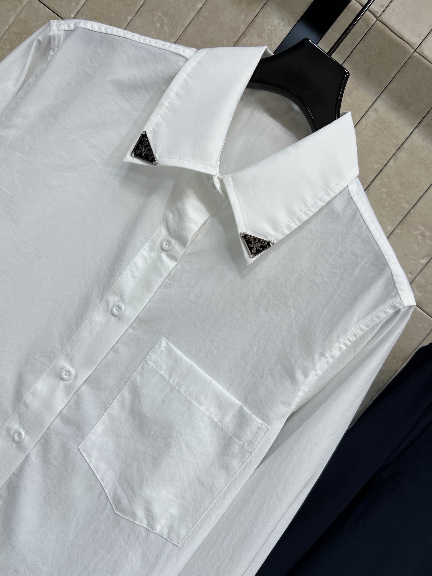 PD家 26春夏新款 三角标长袖翻领衬衫 简约设计 纯棉面料 轻薄透气超适合春夏！经典三角标装饰领尖 时