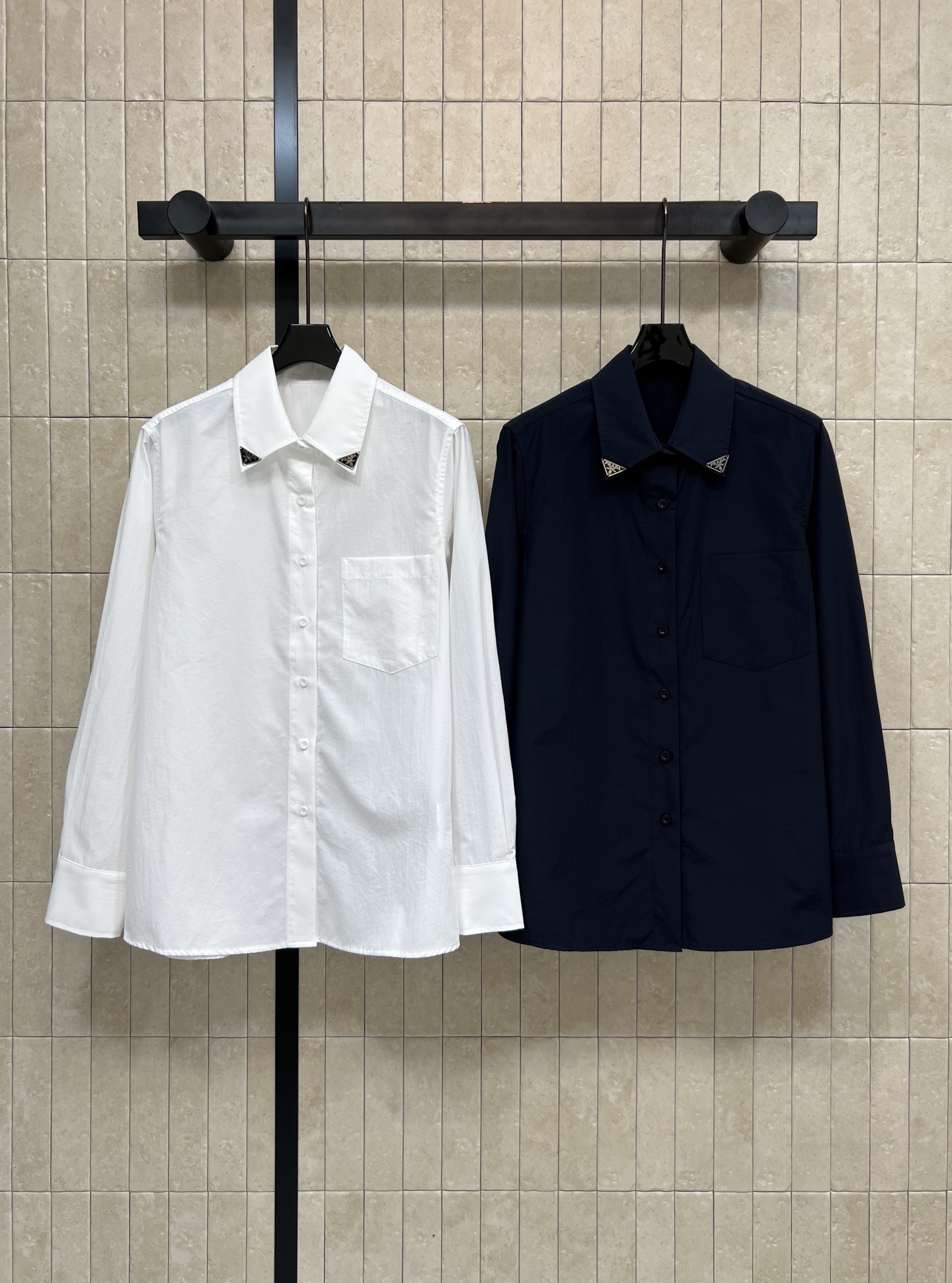 NO:722893,PD Home 26 Spring and Summer New Triangular Logo Long Sleeve Lapel Shirt, Simple Design, Pure Cotton Fabric, Light and Breathable, Perfect for Spring and Summer!  The classic triangle logo decorates the collar tip. The trendy and lazy silhouette tailoring shirt has a BF-style handsomeness. The single pocket on the chest is practical and good-looking. The loose version is super friendly to the body. It can be easily managed for commuting, leisure, and vacation ~ match with jeans or skirts. Get casual and lazy style. Two colors and three codes. Size/S-M-L, Prada-clothing, prada, dior, skirts, jeans, shirts,19860909PD家 26春夏新款 三角标长袖翻领衬衫 简约设计 纯棉面料 轻薄透气超适合春夏！经典三角标装饰领尖 时髦慵懒的廓形剪裁衬衫 自带一种BF风帅气感 胸前单口袋实用又好看 宽松版型对身材超友好 通勤、休闲、度假都能轻松驾驭～搭配牛仔裤或半裙 随性慵懒风get 两色三码 Size/S-M-L,普拉达-服装,prada,dior,skirts,jeans,shirts,,Women's clothing