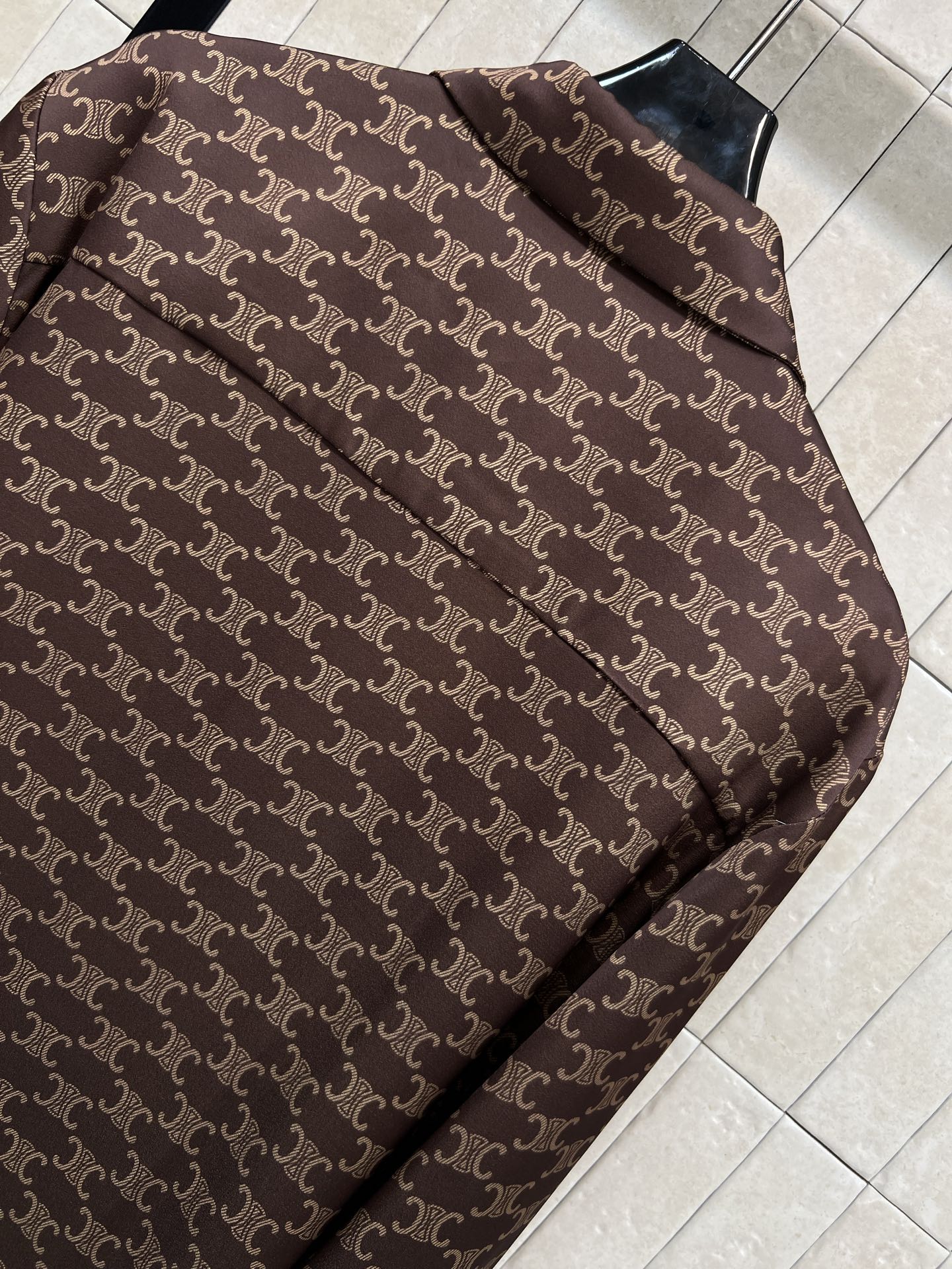 CE家 26春夏新款 凯旋门印花衬衫 棕色凯旋门图案超有辨识度 奢华感满满！高品质面料 穿着舒适又挺括 