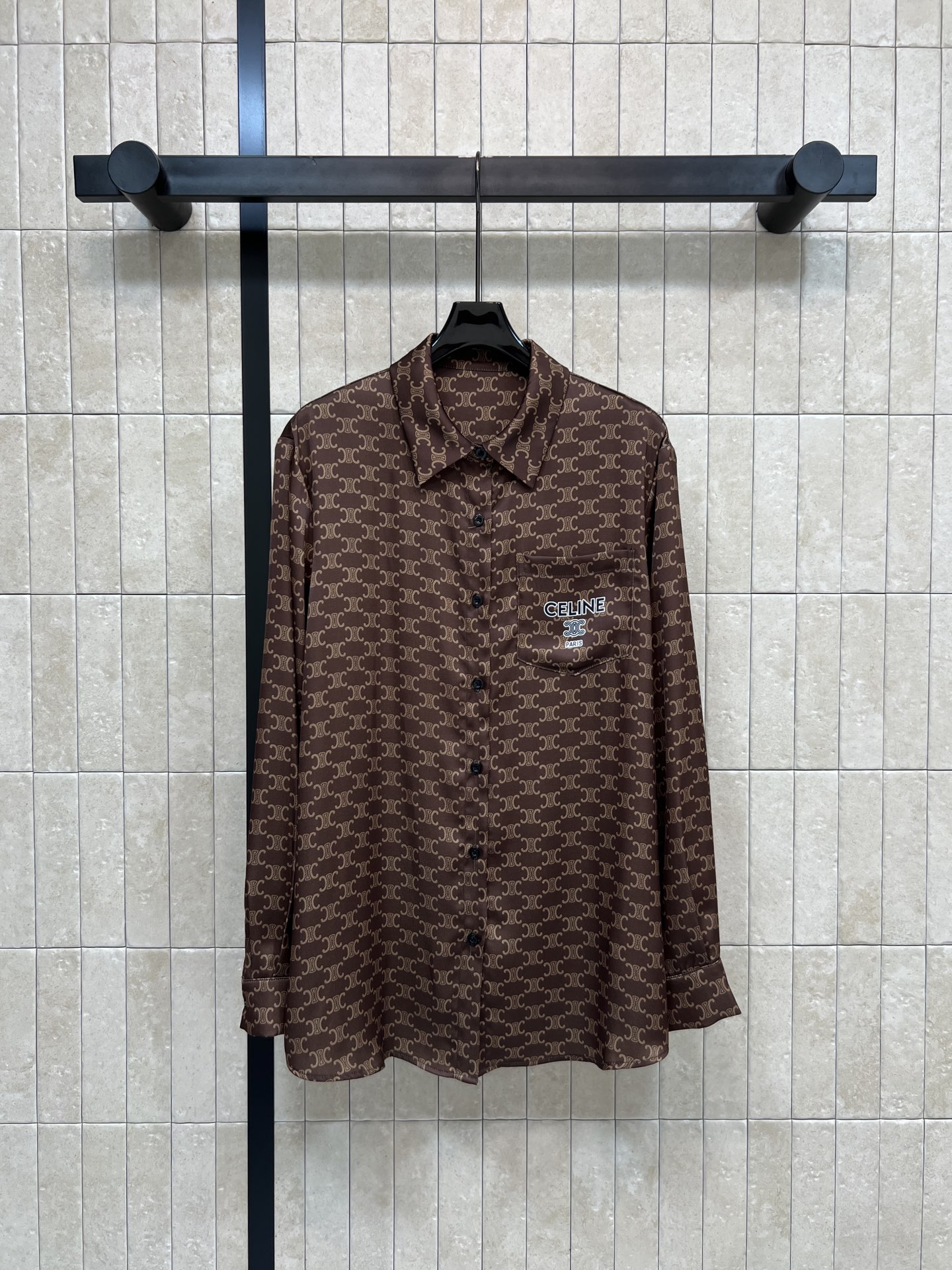 NO:722903,CE Home 26 Spring/Summer New Arc de Triomphe Printed Shirt. The brown Arc de Triomphe pattern is super recognizable and full of luxury!  High-quality fabric, comfortable and crisp to wear, easy to wear in daily or formal occasions. Long-sleeved + lapel design. Small badge embellishment on the chest. Exquisite details. Full of brand sense. It goes well with trousers or jeans. Easily create a high-end casual style. Three sizes in one color. Size/S-M-L, Celine-clothing, celine, jeans, shirts,19860909CE家 26春夏新款 凯旋门印花衬衫 棕色凯旋门图案超有辨识度 奢华感满满！高品质面料 穿着舒适又挺括 日常或正式场合都能轻松驾驭 长袖+翻领设计 胸前小徽章点缀 细节精致 品牌感十足 搭配西裤或牛仔裤都很出彩 轻松打造高级休闲风 一色三码 Size/S-M-L,赛琳-服装,celine,jeans,shirts,,Women's clothing