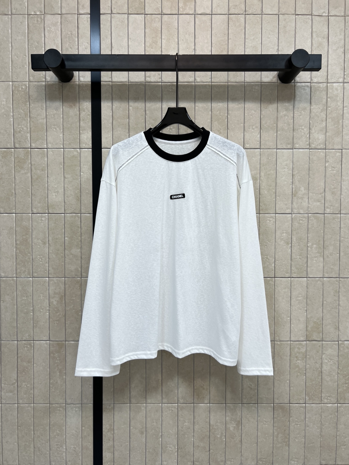 NO:739755,CE Home's new spring and summer 26 white long-sleeved T-shirt, simple design + black round neck, super layered stitching details!  The small logo on the chest is low-key and recognizable. The cotton fabric is soft and comfortable. It can be easily used for daily commuting and leisure. The loose fit is suitable for wearing alone or layered. It is versatile with jeans and casual pants. It is easy to get a refreshing and youthful look!  One color, three sizes Size/S-M-L,,jeans,tees,t-shirt,19860909CE家 26春夏新款 白色长袖T恤 简约设计+黑色圆领 拼接细节超有层次感！胸前小logo低调又有辨识度 棉质面料柔软舒适 日常通勤、休闲都能轻松驾驭 宽松版型,单穿or内搭都OK 搭配牛仔裤、休闲裤都很百搭 轻松get清爽少年感穿搭！ 一色三码 Size/S-M-L,,jeans,tees，t-shirt,,Women's clothing