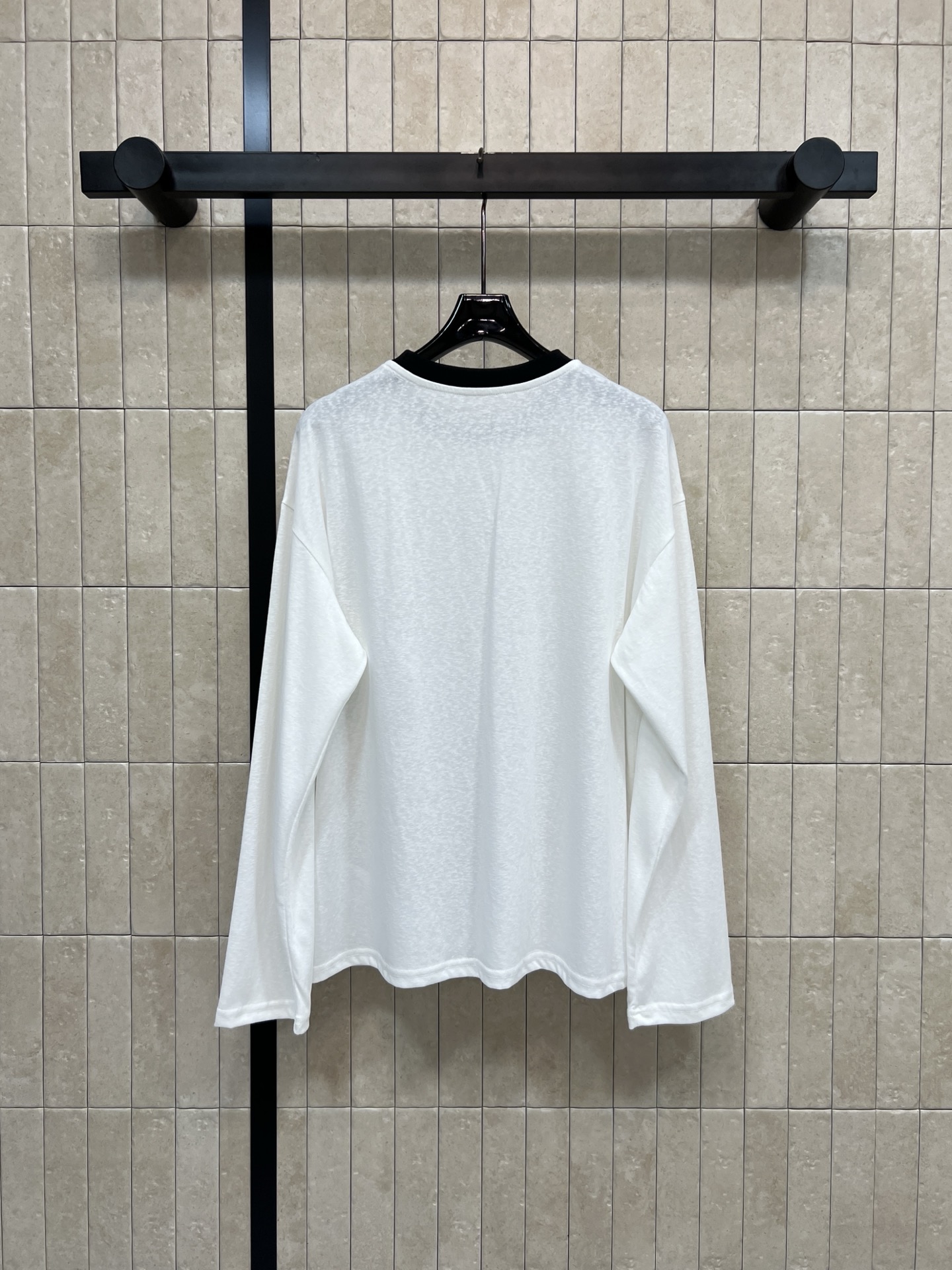 CE家 26春夏新款 白色长袖T恤 简约设计+黑色圆领 拼接细节超有层次感！胸前小logo低调又有辨识度