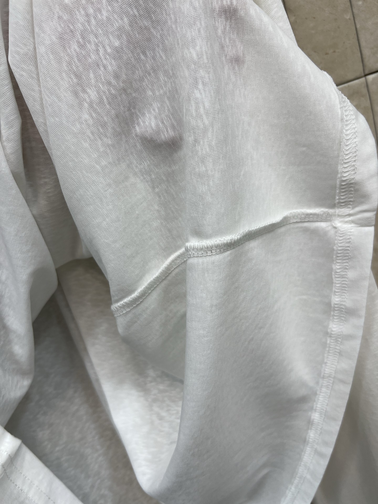 CE家 26春夏新款 白色长袖T恤 简约设计+黑色圆领 拼接细节超有层次感！胸前小logo低调又有辨识度