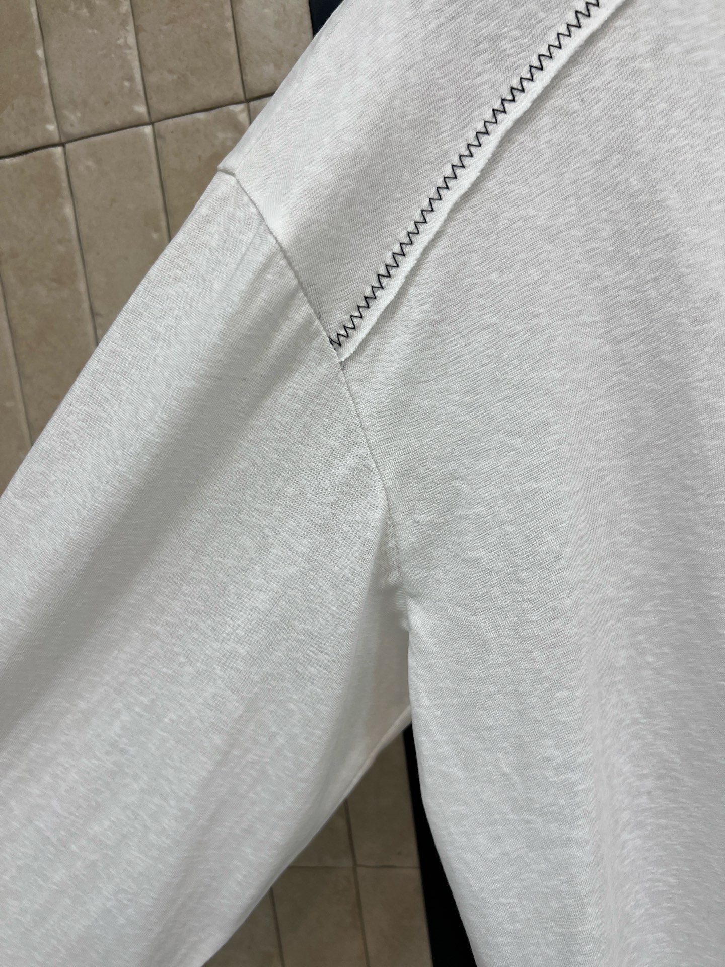 CE家 26春夏新款 白色长袖T恤 简约设计+黑色圆领 拼接细节超有层次感！胸前小logo低调又有辨识度