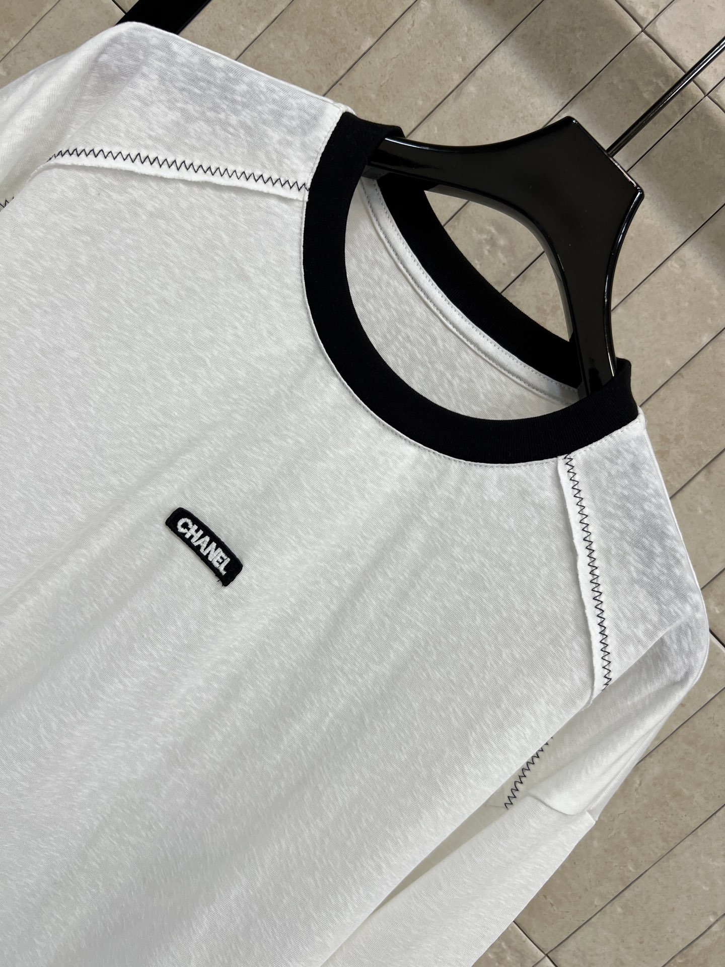 CE家 26春夏新款 白色长袖T恤 简约设计+黑色圆领 拼接细节超有层次感！胸前小logo低调又有辨识度