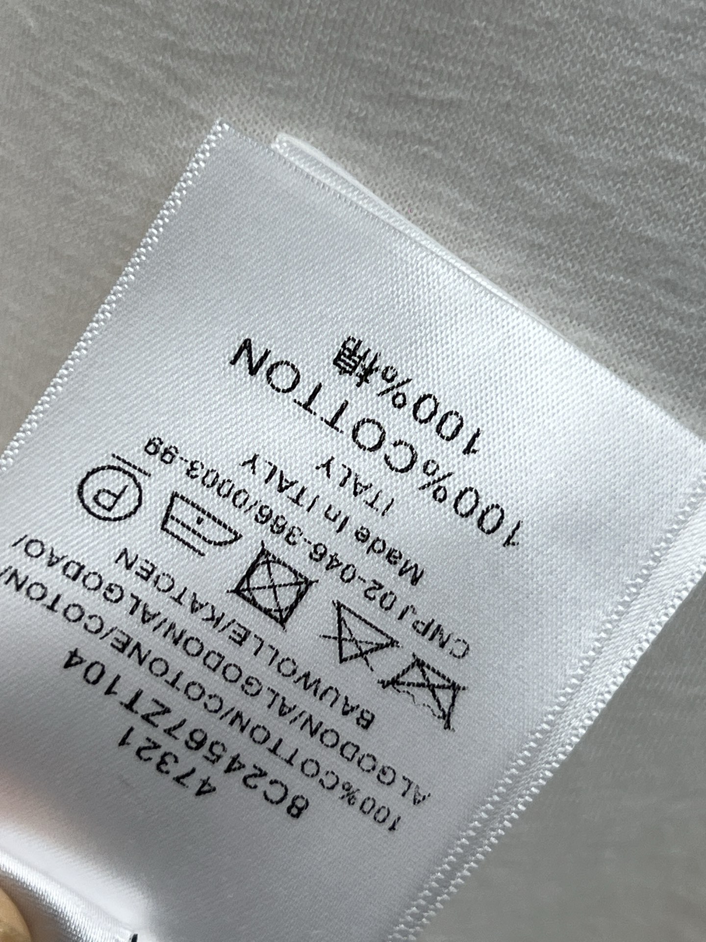 CE家 26春夏新款 白色长袖T恤 简约设计+黑色圆领 拼接细节超有层次感！胸前小logo低调又有辨识度