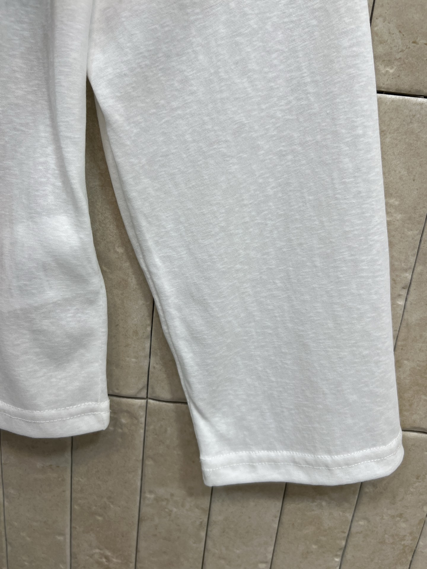 CE家 26春夏新款 白色长袖T恤 简约设计+黑色圆领 拼接细节超有层次感！胸前小logo低调又有辨识度