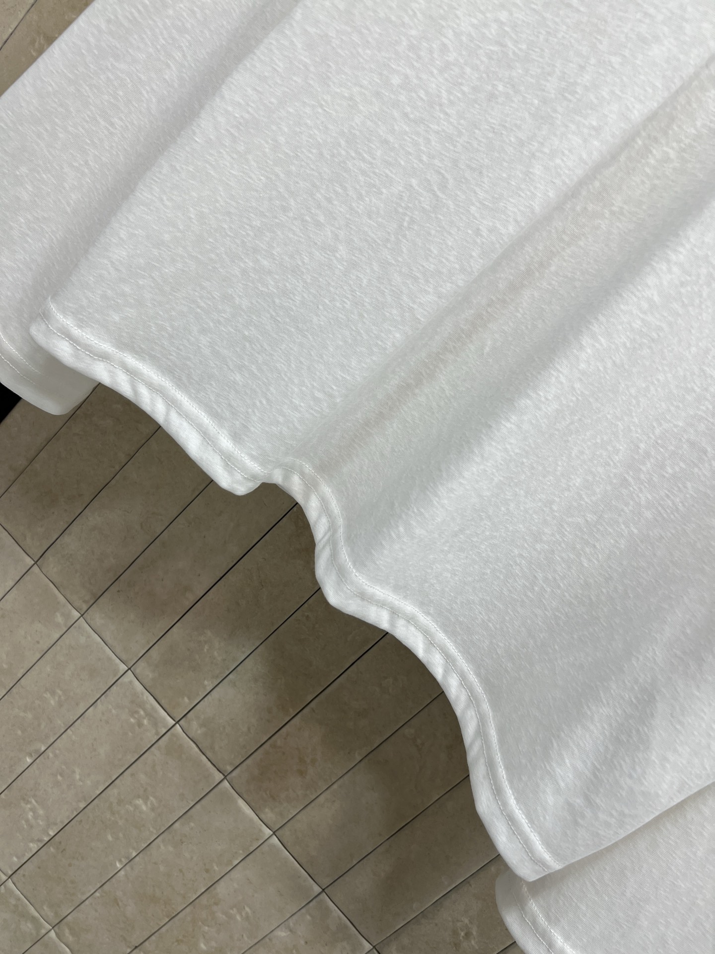 CE家 26春夏新款 白色长袖T恤 简约设计+黑色圆领 拼接细节超有层次感！胸前小logo低调又有辨识度