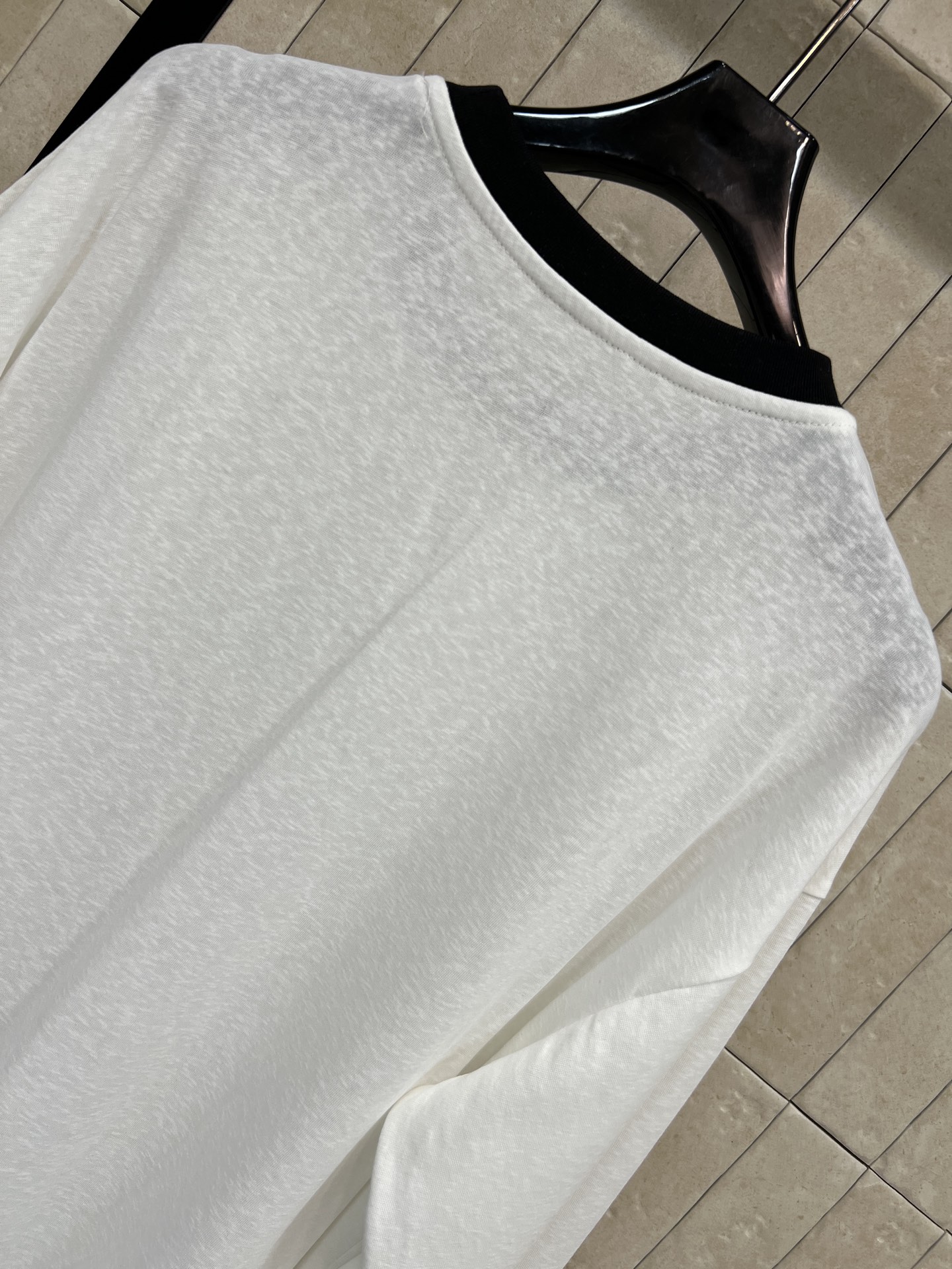 CE家 26春夏新款 白色长袖T恤 简约设计+黑色圆领 拼接细节超有层次感！胸前小logo低调又有辨识度