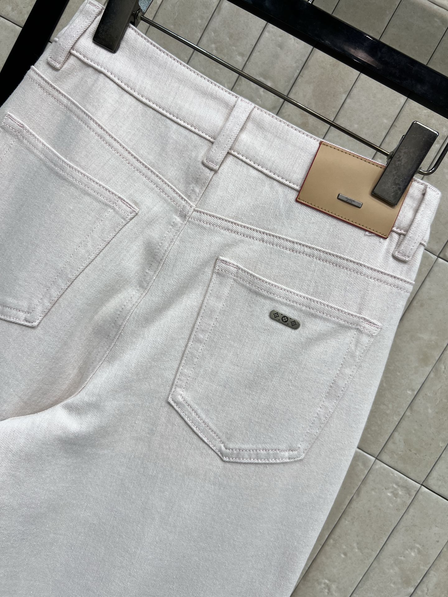 L家 26春夏新款 浅粉色高腰直筒牛仔裤 经典五袋设计+后腰品牌logo皮标装饰 简约又实用！面料柔软有