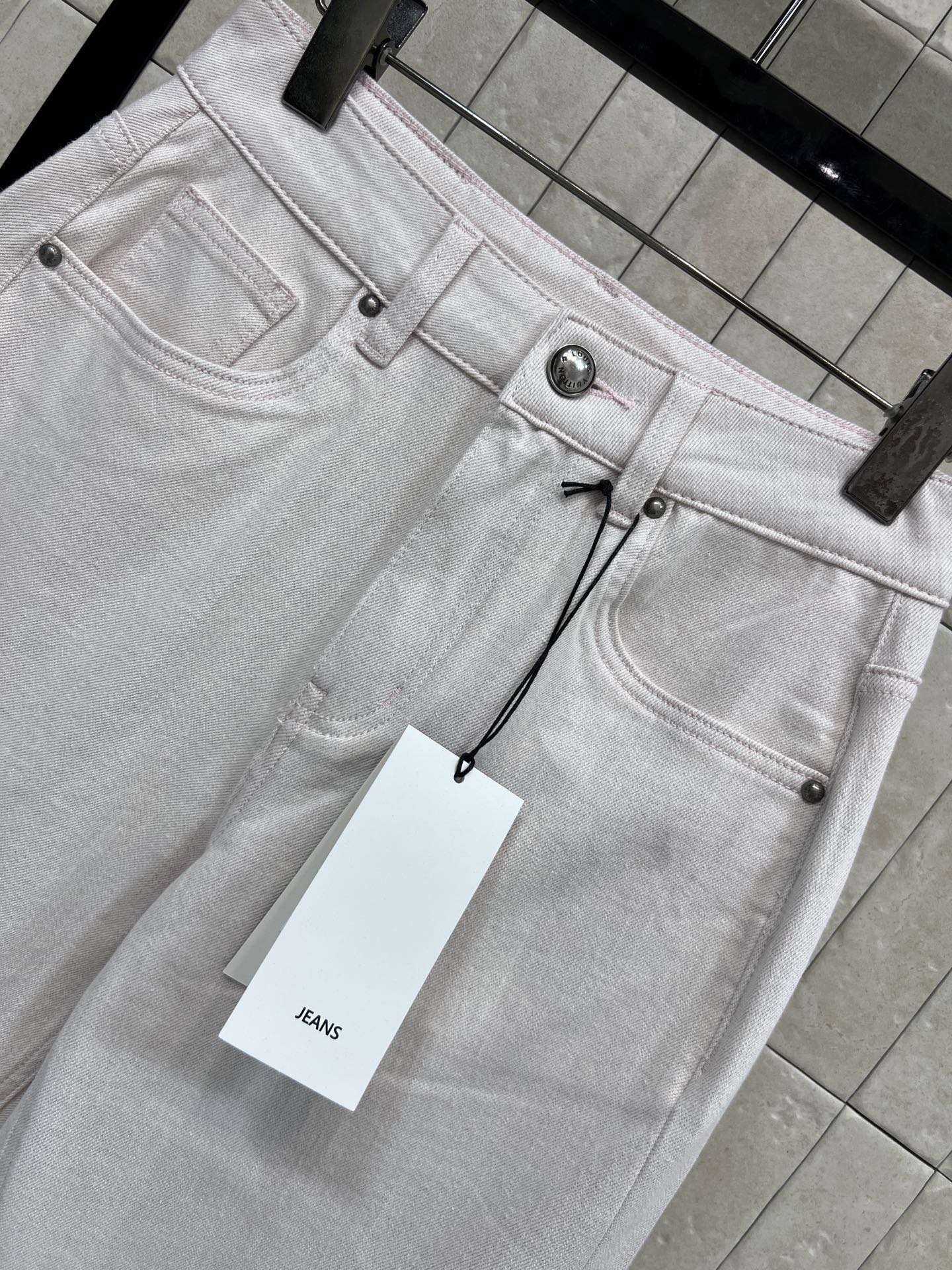 L家 26春夏新款 浅粉色高腰直筒牛仔裤 经典五袋设计+后腰品牌logo皮标装饰 简约又实用！面料柔软有