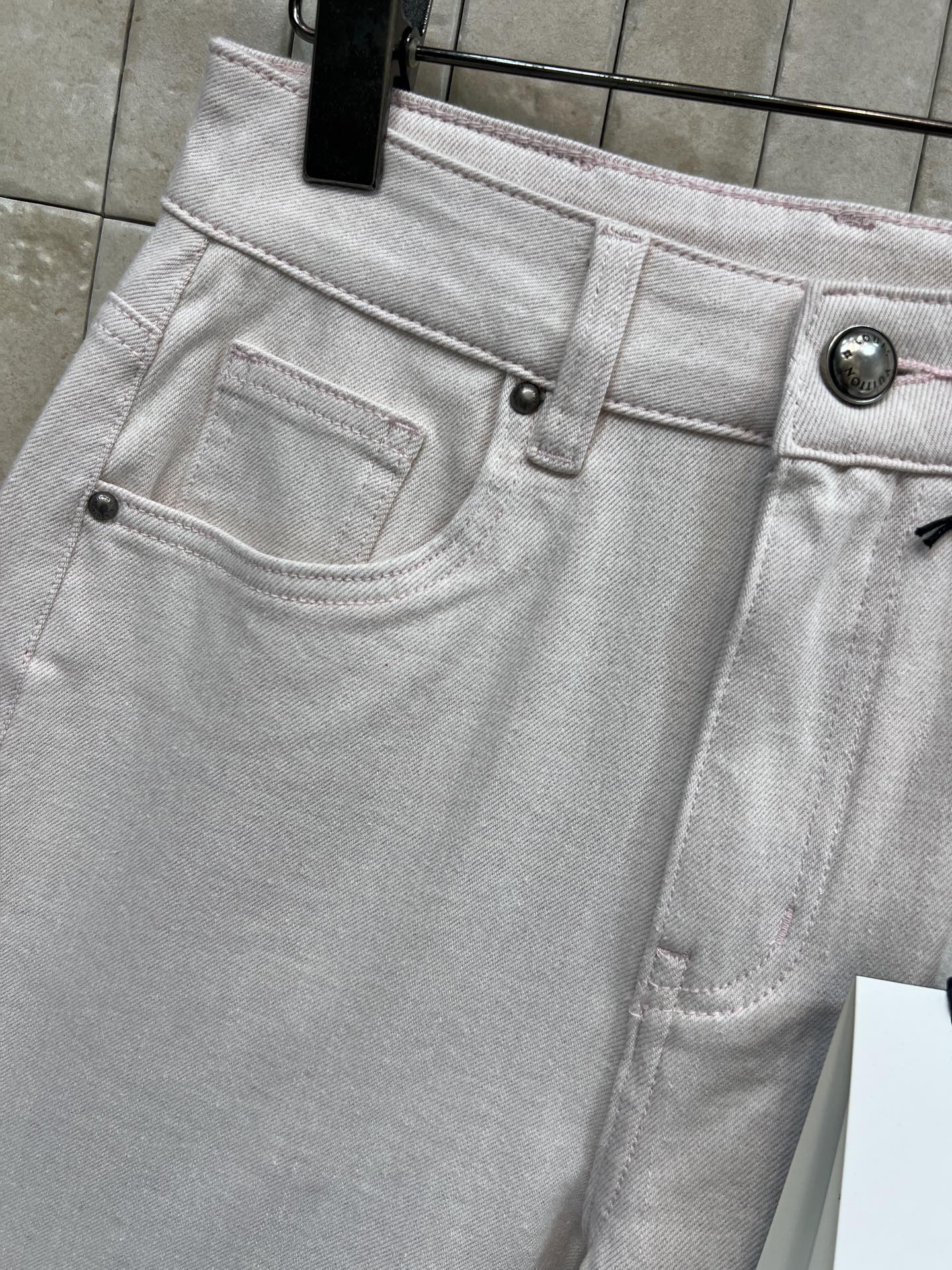 L家 26春夏新款 浅粉色高腰直筒牛仔裤 经典五袋设计+后腰品牌logo皮标装饰 简约又实用！面料柔软有