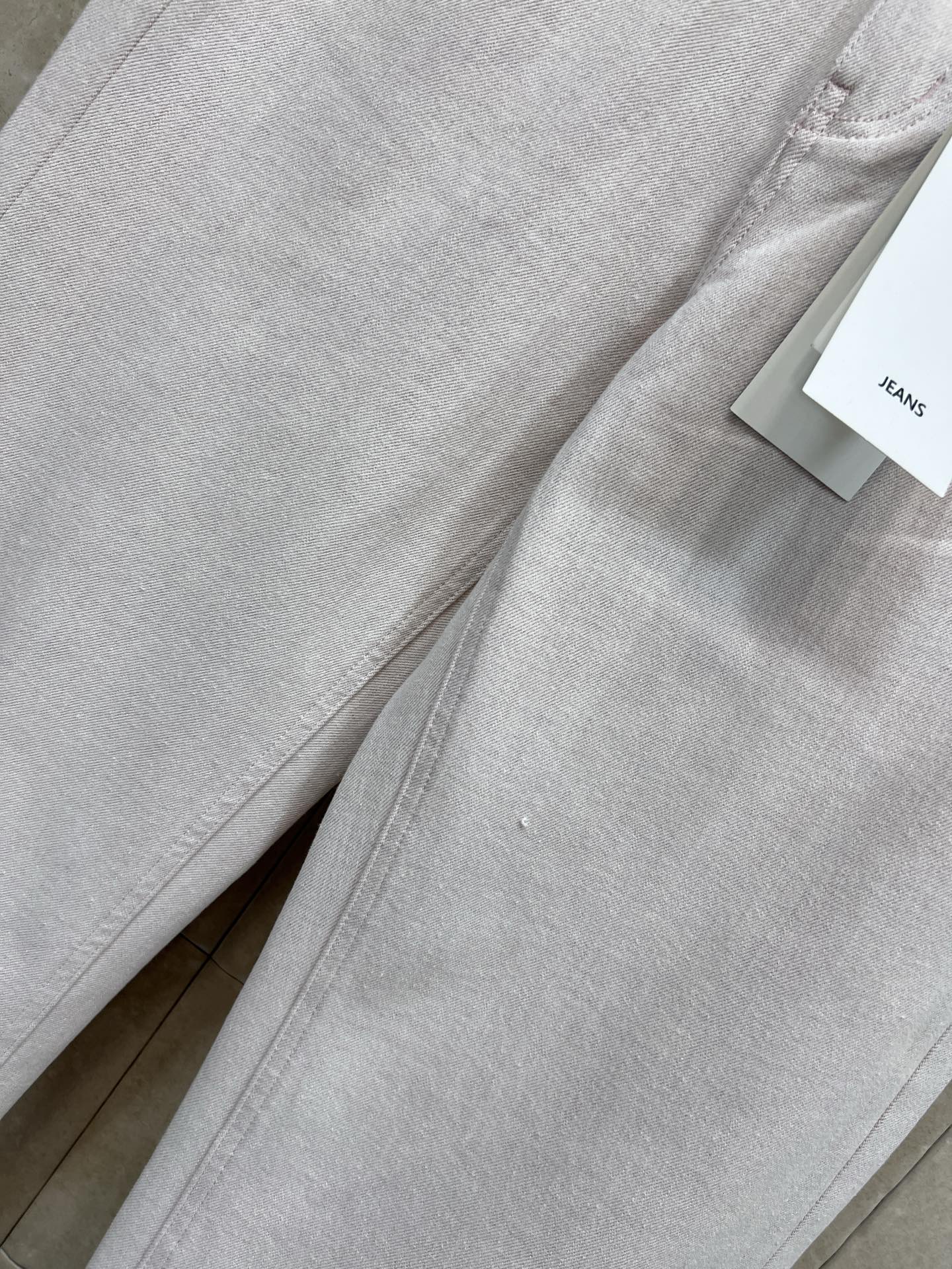 L家 26春夏新款 浅粉色高腰直筒牛仔裤 经典五袋设计+后腰品牌logo皮标装饰 简约又实用！面料柔软有