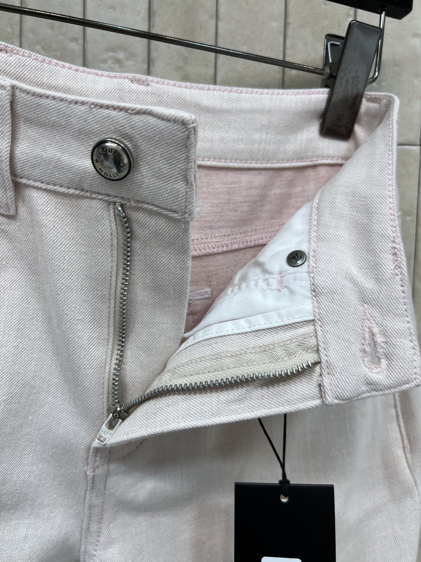 L家 26春夏新款 浅粉色高腰直筒牛仔裤 经典五袋设计+后腰品牌logo皮标装饰 简约又实用！面料柔软有