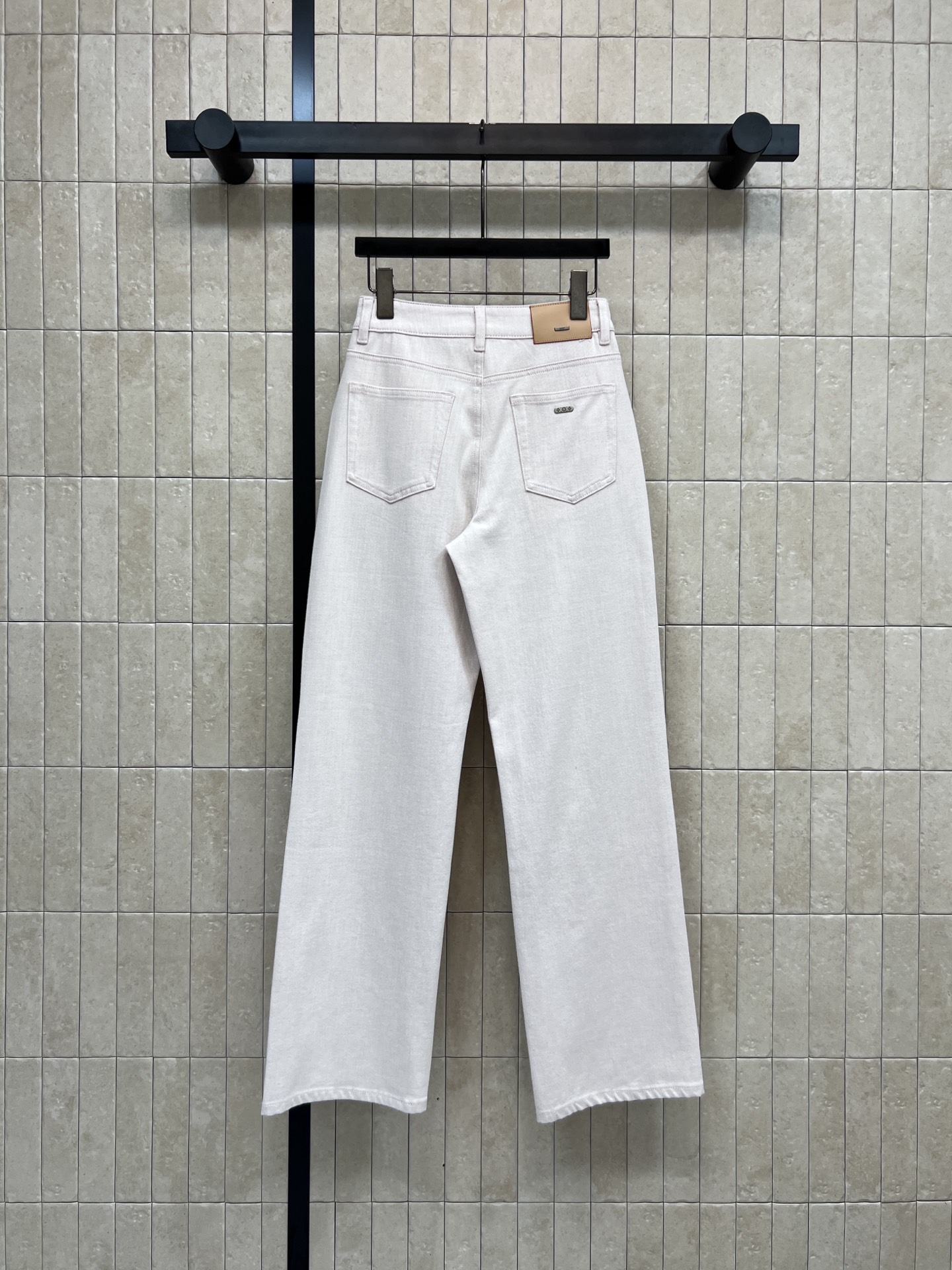 L家 26春夏新款 浅粉色高腰直筒牛仔裤 经典五袋设计+后腰品牌logo皮标装饰 简约又实用！面料柔软有