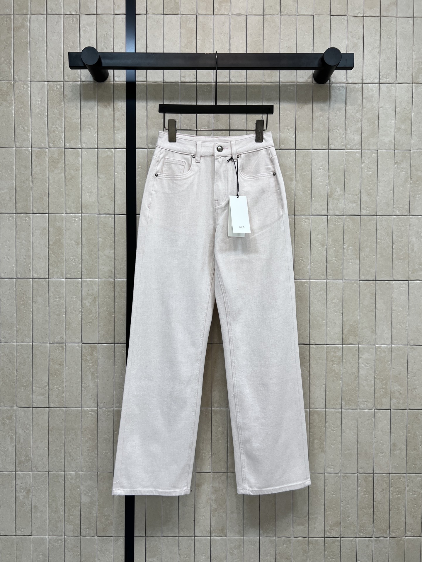 NO:739763,L's 26 spring and summer new style light pink high-waisted straight jeans, classic five-pocket design + brand logo leather label decoration on the back waist, simple and practical!  The fabric is soft and elastic. It is comfortable to wear and not tight. It is OK for daily commuting and leisure. The high-waisted straight version modifies the leg shape and makes you look slimmer and taller. The light pink is versatile. It looks good with T-shirts, shirts, and jackets in spring and summer. The pants are moderate in length. They look better with thick-soled shoes or high-heeled shoes. Suitable for a variety of body types and easily create a fashionable look!  One color and five codes 26-27-28-29-30,,louis vuitton,high heels,jeans,jackets & coats,shirts,tees,t-shirt,19860909L家 26春夏新款 浅粉色高腰直筒牛仔裤 经典五袋设计+后腰品牌logo皮标装饰 简约又实用！面料柔软有弹性 穿着舒适不紧绷 日常通勤、休闲都OK~高腰直筒版型修饰腿型 显瘦显高 浅粉色百搭 春夏随便搭T恤、衬衫、外套都好看 裤长适中 配厚底鞋或高跟鞋更出彩 适合多种身材 轻松打造时髦感！ 一色五码26-27-28-29-30,,louis vuitton,high heels,jeans,jackets & coats,shirts,tees，t-shirt,,Women's clothing