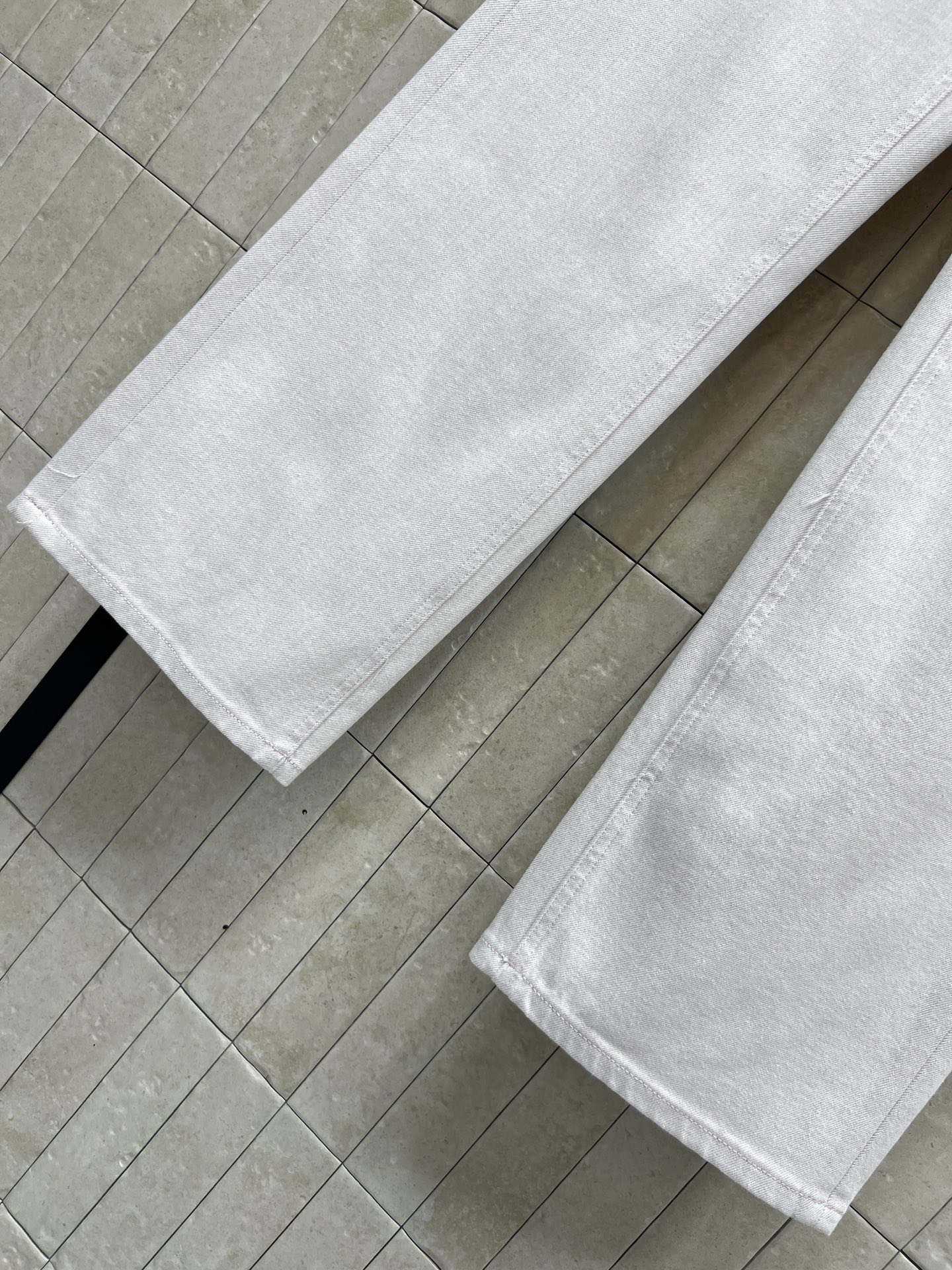 L家 26春夏新款 浅粉色高腰直筒牛仔裤 经典五袋设计+后腰品牌logo皮标装饰 简约又实用！面料柔软有