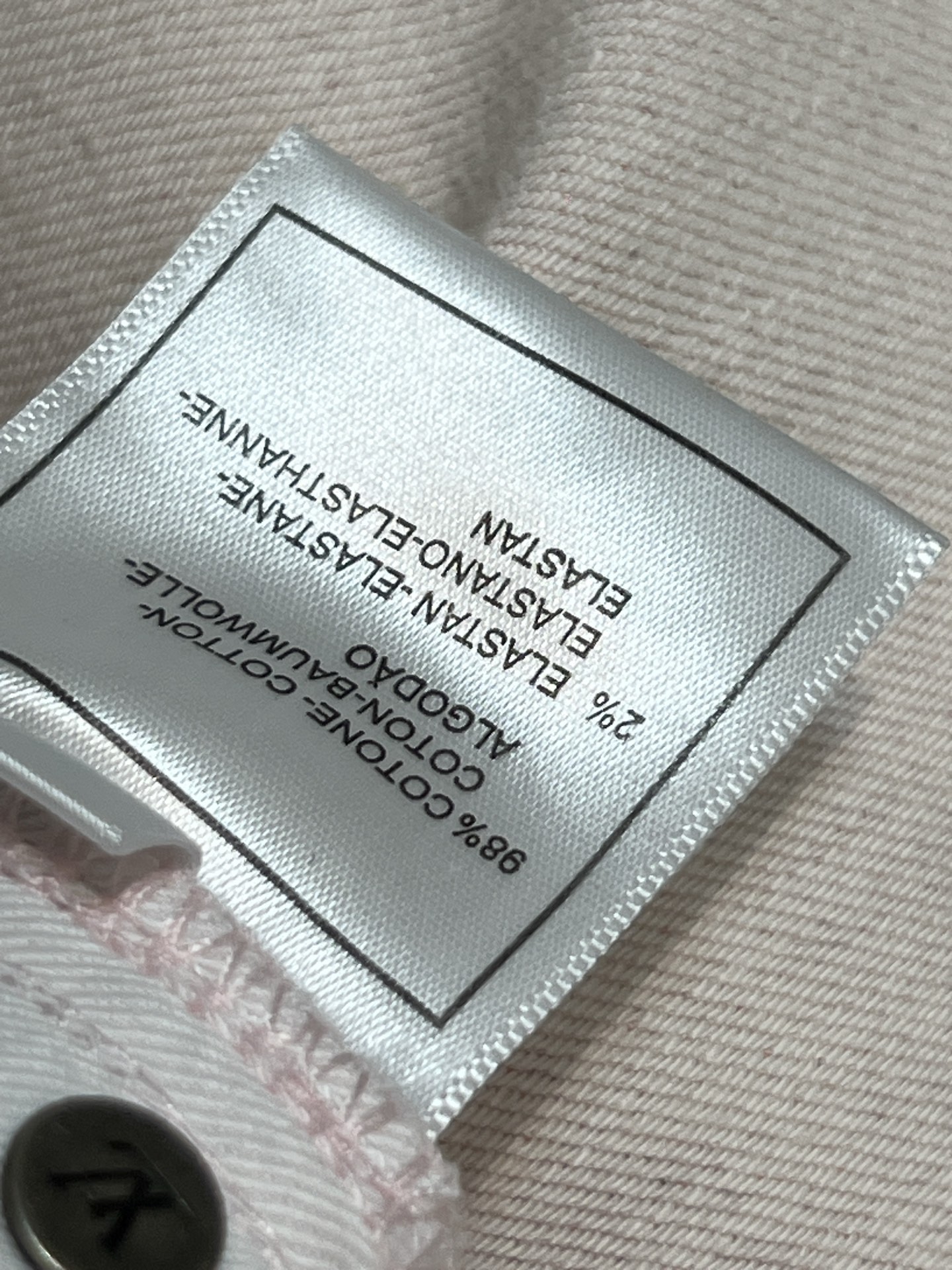 L家 26春夏新款 浅粉色高腰直筒牛仔裤 经典五袋设计+后腰品牌logo皮标装饰 简约又实用！面料柔软有