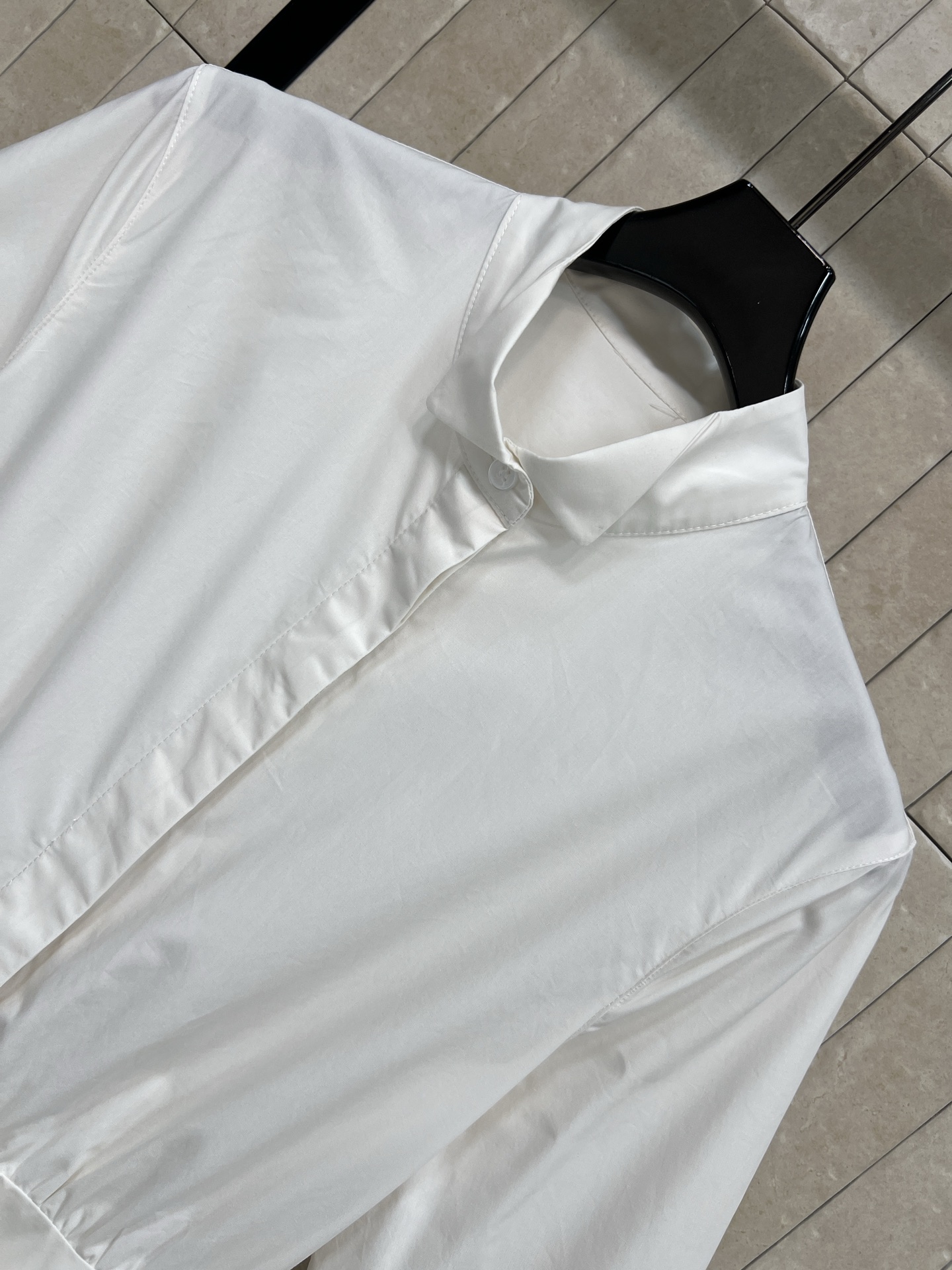 D家 26早春新款 小黄花印花短袖衬衫连衣裙 白色主调＋黄色花卉 清新优雅 春夏氛围感拉满！短袖衬衫式设