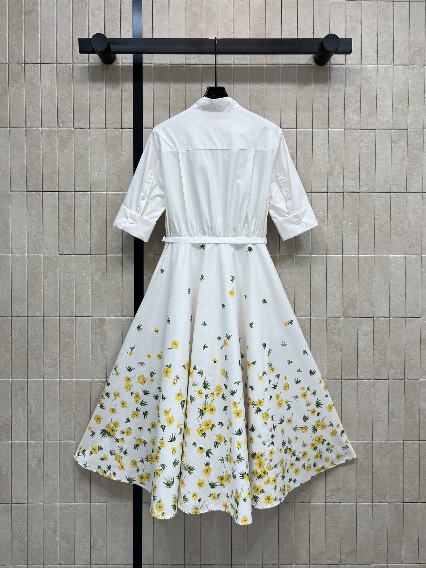 D家 26早春新款 小黄花印花短袖衬衫连衣裙 白色主调＋黄色花卉 清新优雅 春夏氛围感拉满！短袖衬衫式设