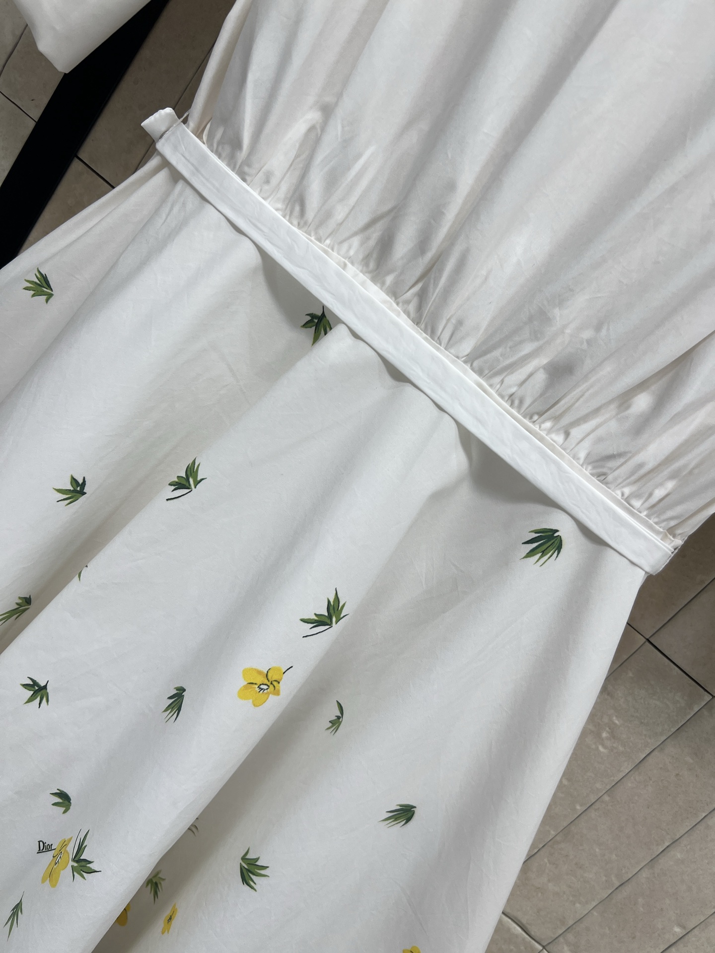 D家 26早春新款 小黄花印花短袖衬衫连衣裙 白色主调＋黄色花卉 清新优雅 春夏氛围感拉满！短袖衬衫式设