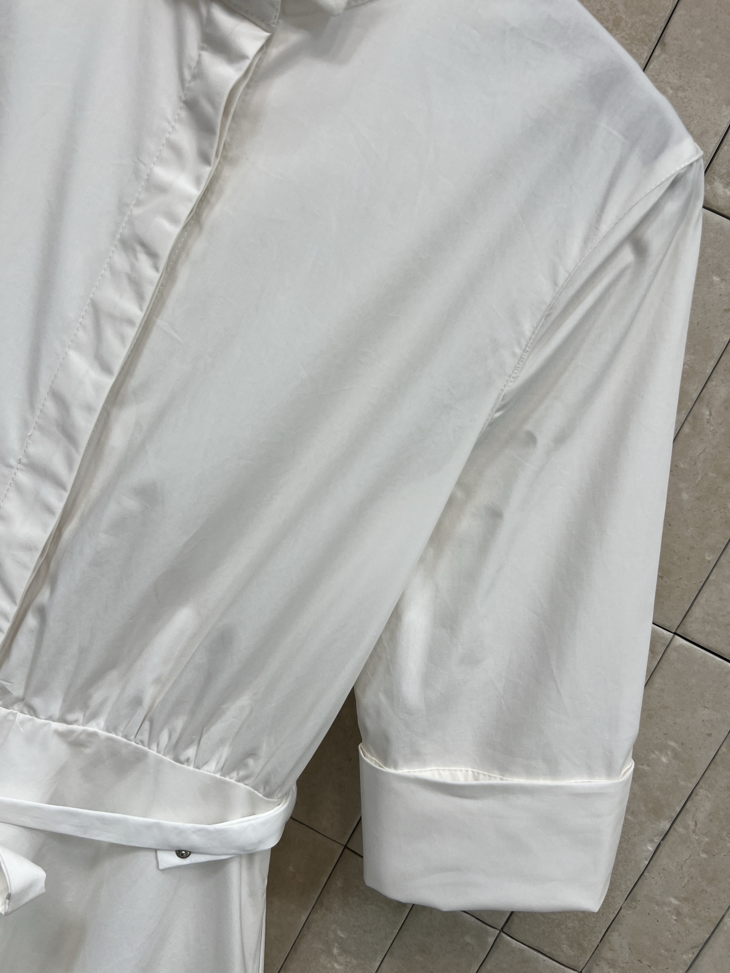 D家 26早春新款 小黄花印花短袖衬衫连衣裙 白色主调＋黄色花卉 清新优雅 春夏氛围感拉满！短袖衬衫式设