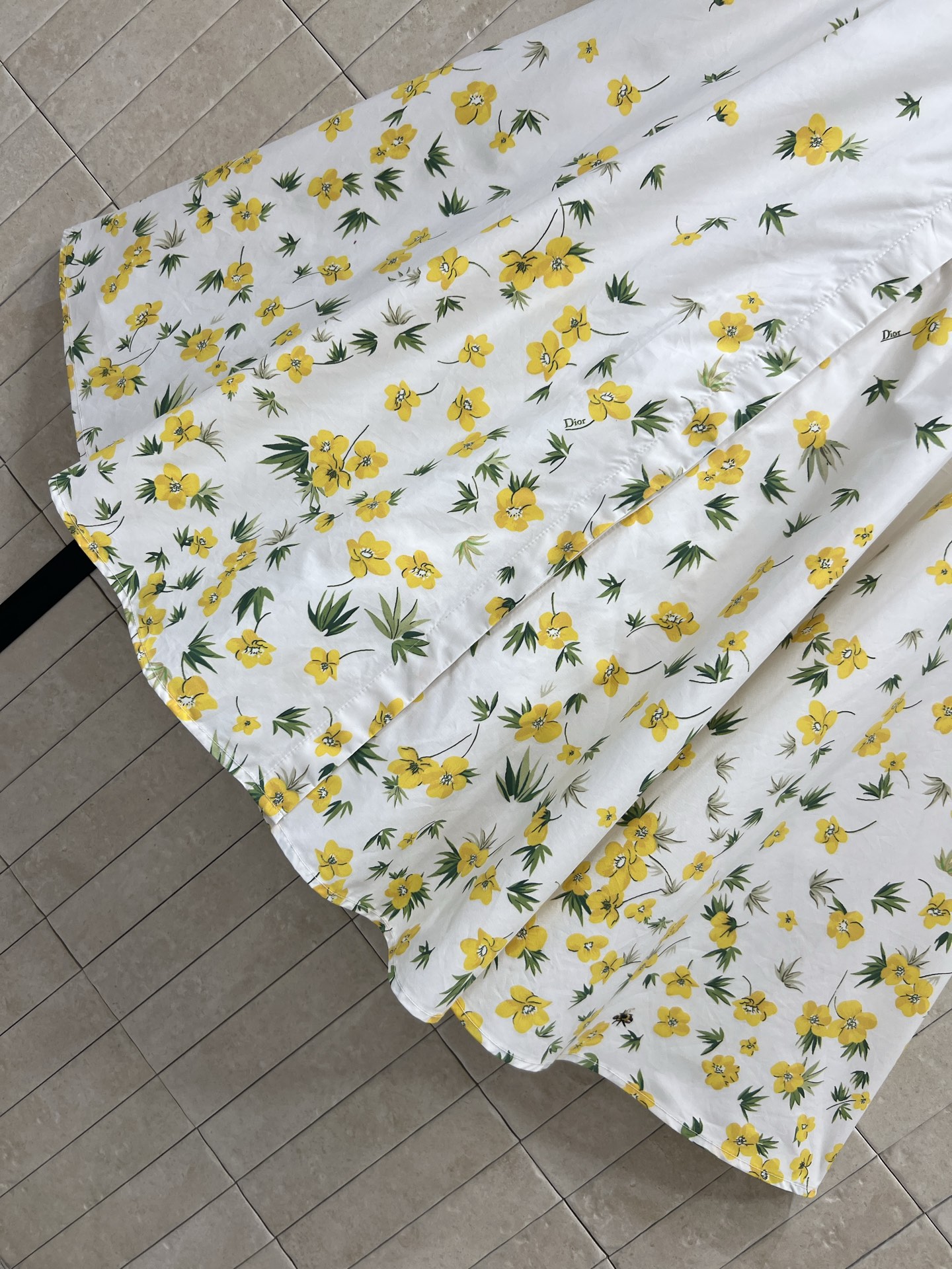 D家 26早春新款 小黄花印花短袖衬衫连衣裙 白色主调＋黄色花卉 清新优雅 春夏氛围感拉满！短袖衬衫式设