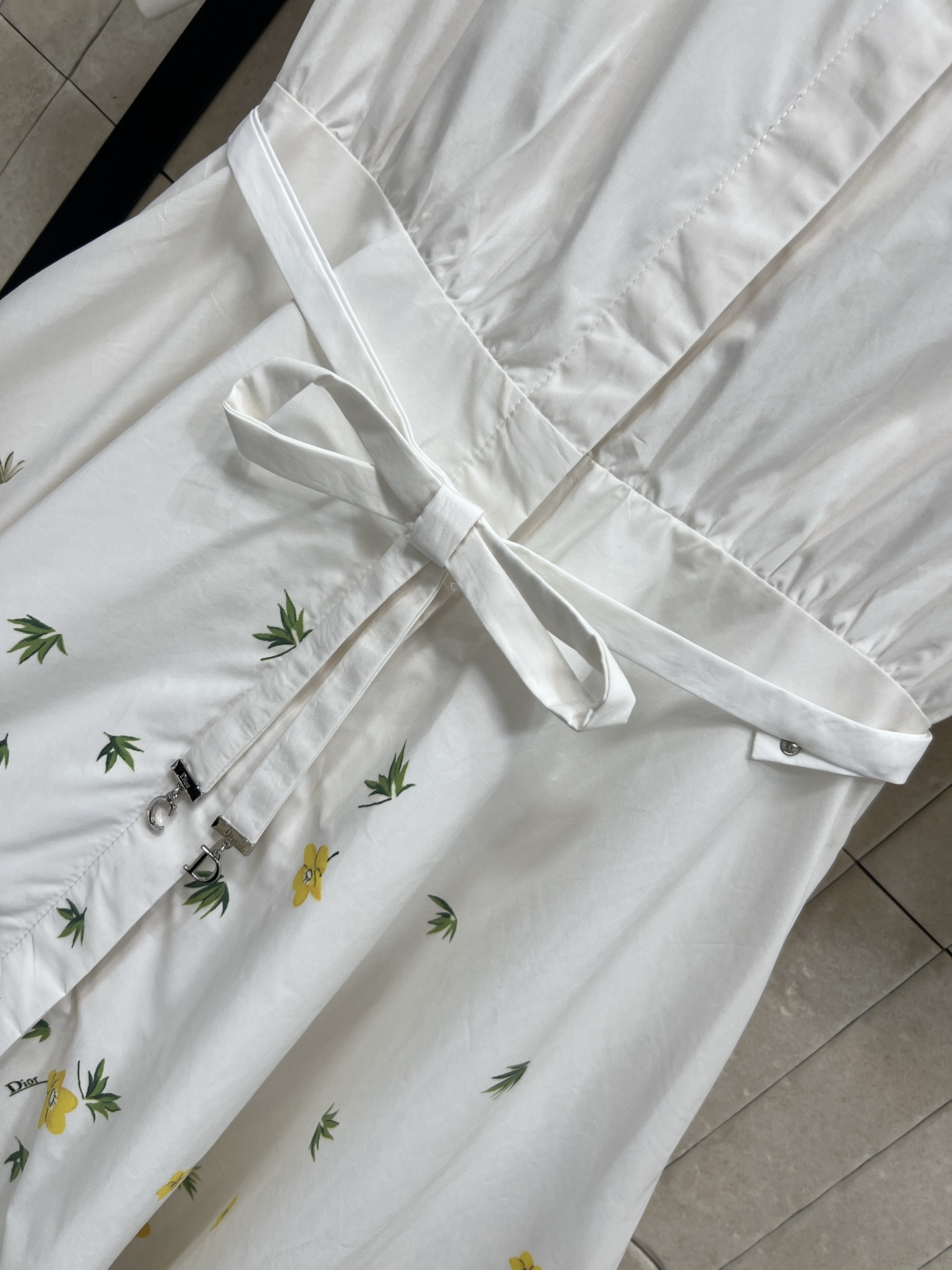 D家 26早春新款 小黄花印花短袖衬衫连衣裙 白色主调＋黄色花卉 清新优雅 春夏氛围感拉满！短袖衬衫式设