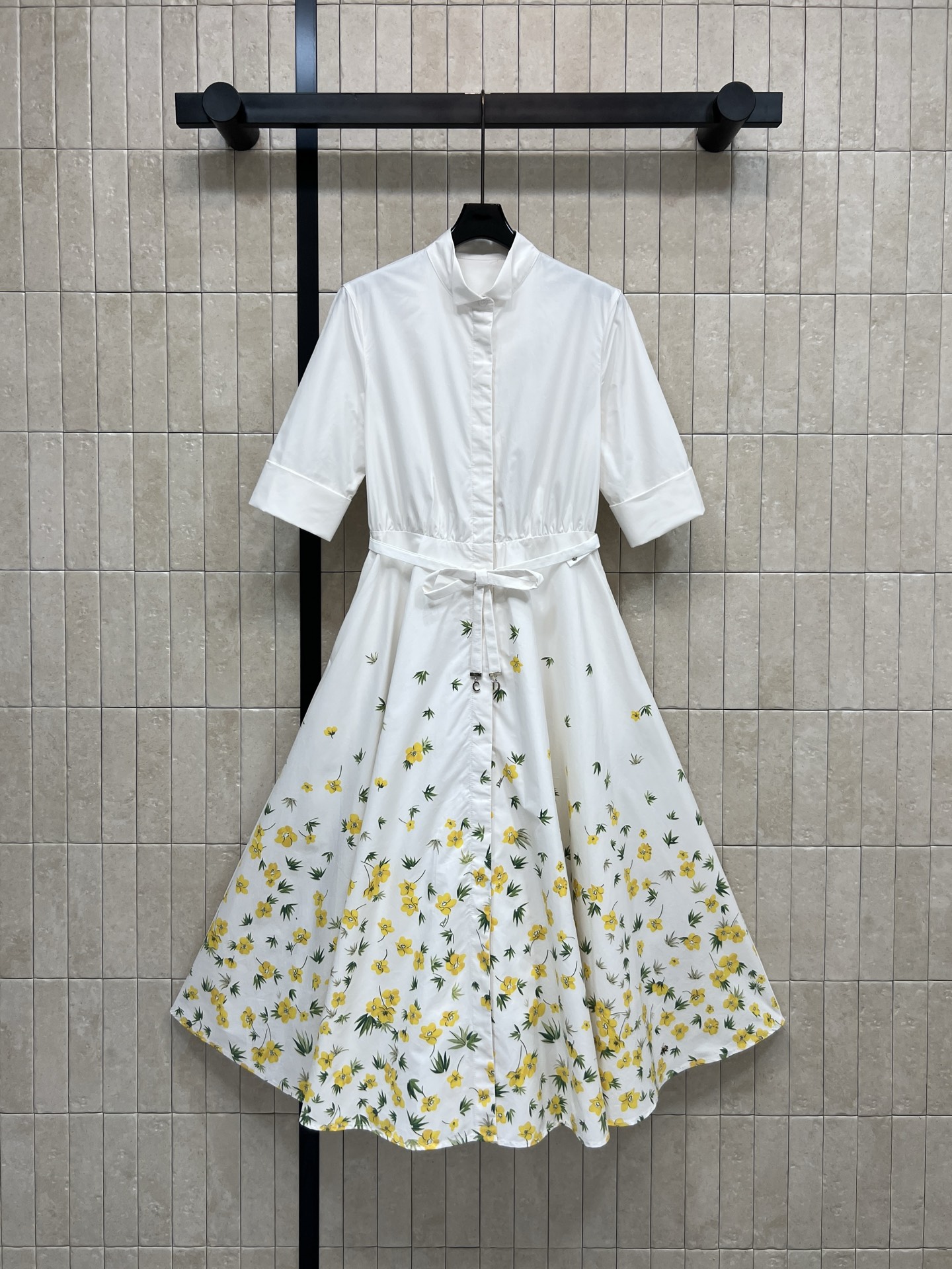 NO:722879,D Home 26 new style for early spring, small yellow flower printed short-sleeved shirt dress, white main tone + yellow flowers, fresh and elegant, full of spring and summer atmosphere!  Short-sleeved shirt-style design, bow snap button lace-up waist, flattering body shape and layering, light and breathable fabric, easy to wear in daily life or banquets, elegant and energetic, easy to get a high-end look!  Four sizes S-M-L-XL, Dior-clothing, dior, dior, skirts, shirts, T-shirt,19860909D家 26早春新款 小黄花印花短袖衬衫连衣裙 白色主调＋黄色花卉 清新优雅 春夏氛围感拉满！短袖衬衫式设计 蝴蝶结按扣系带束腰 修饰身形又有层次感 轻薄透气面料 日常或宴会都能轻松驾驭 优雅又有活力 轻松get高级感穿搭！四码 S-M-L-XL,迪奥-服装,dior,dior,skirts,shirts,T-shirt,,Women's clothing