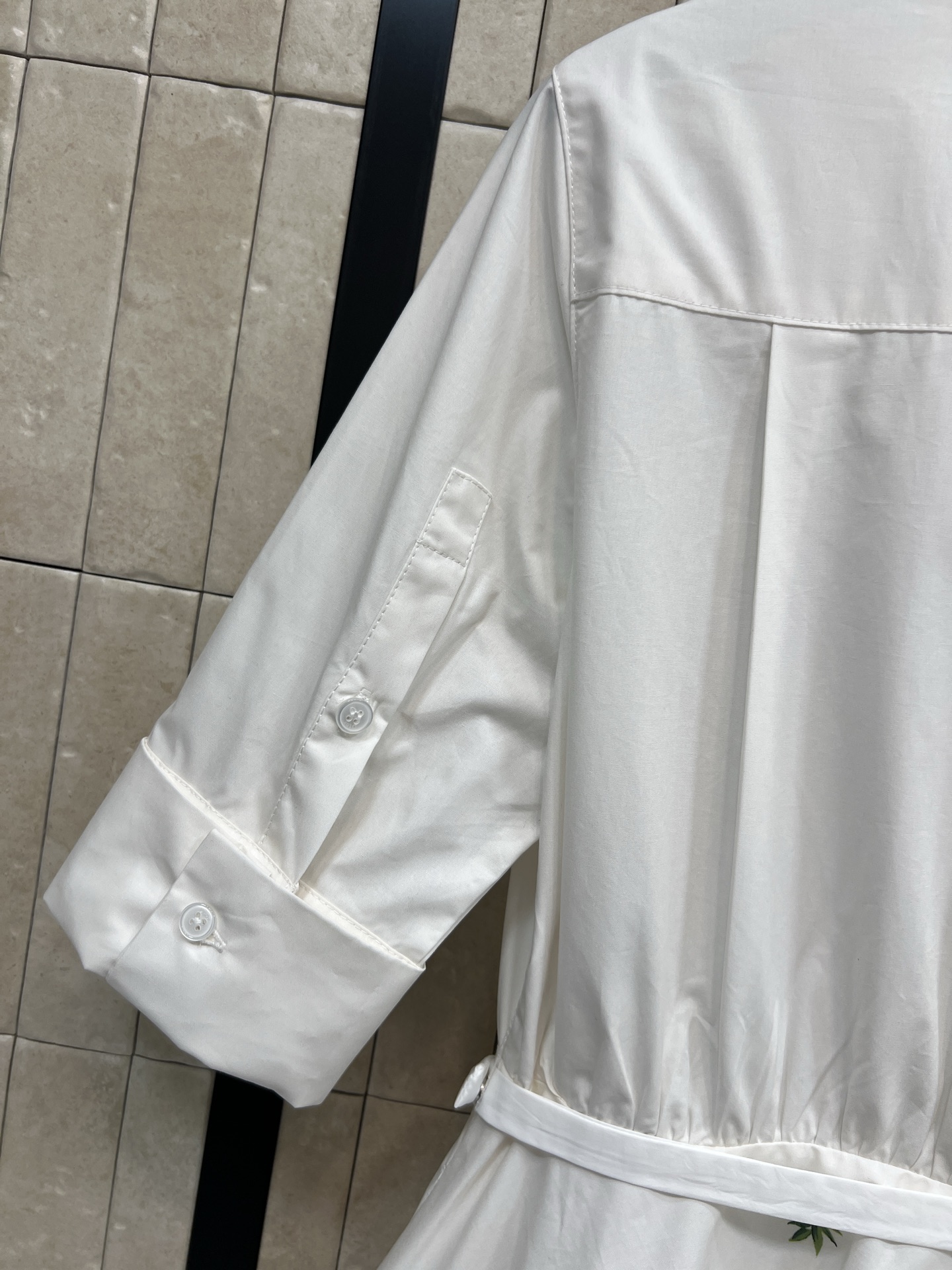 D家 26早春新款 小黄花印花短袖衬衫连衣裙 白色主调＋黄色花卉 清新优雅 春夏氛围感拉满！短袖衬衫式设