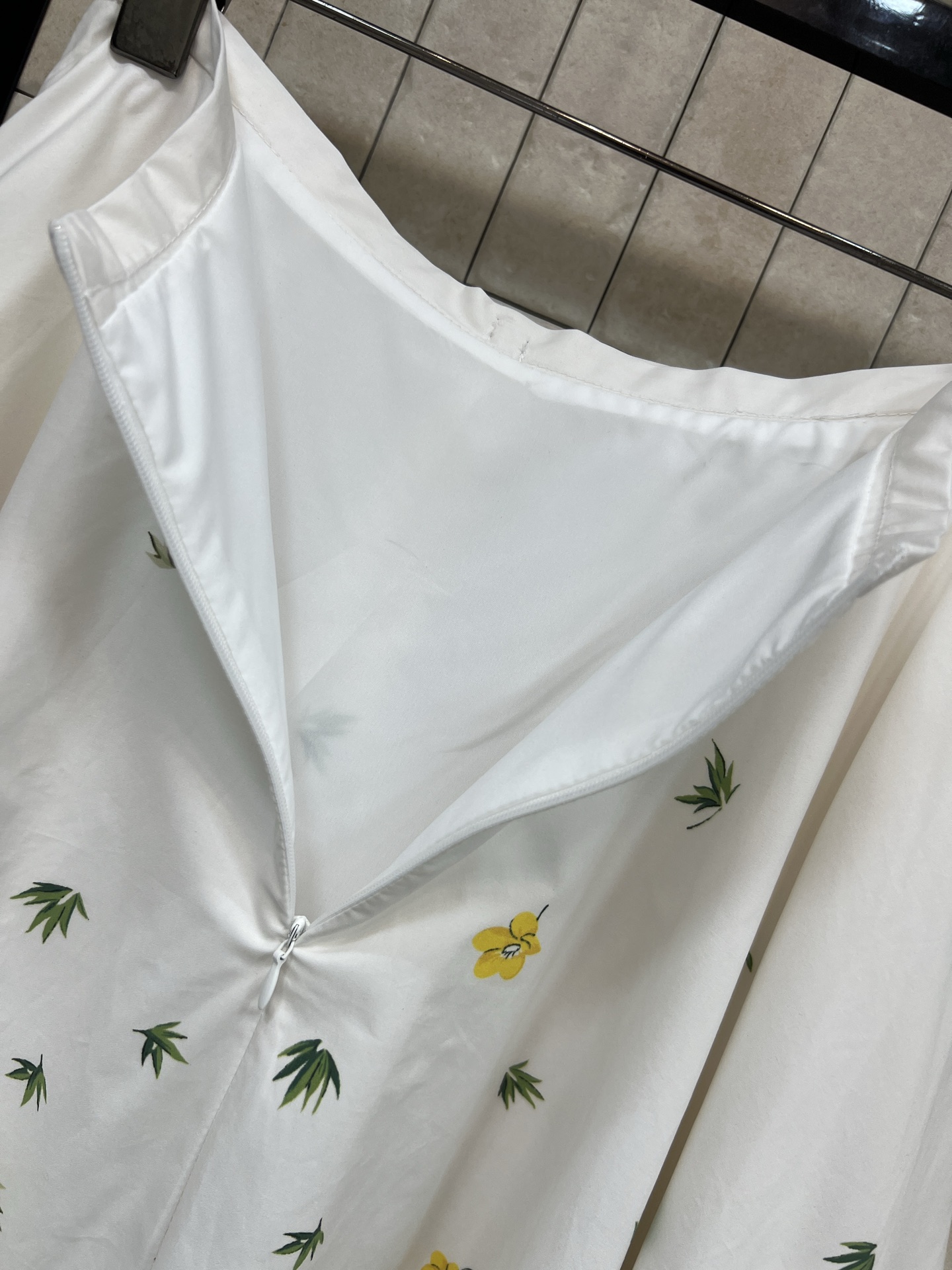 D家 26早春新款 小黄花印花高腰半身裙 白色底配黄色花卉印花 清新优雅 蝴蝶结装饰超有细节感 定制印花