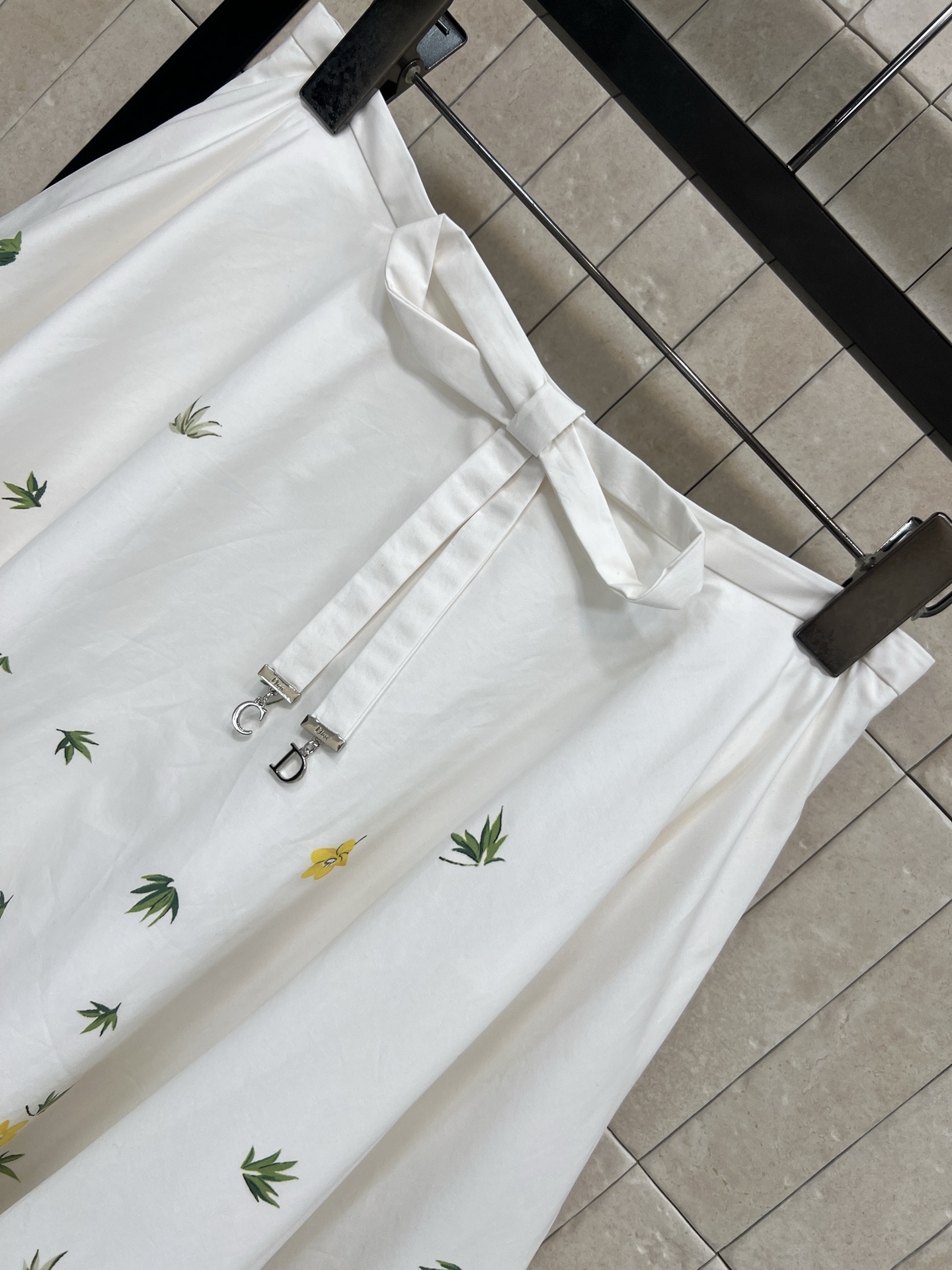 D家 26早春新款 小黄花印花高腰半身裙 白色底配黄色花卉印花 清新优雅 蝴蝶结装饰超有细节感 定制印花