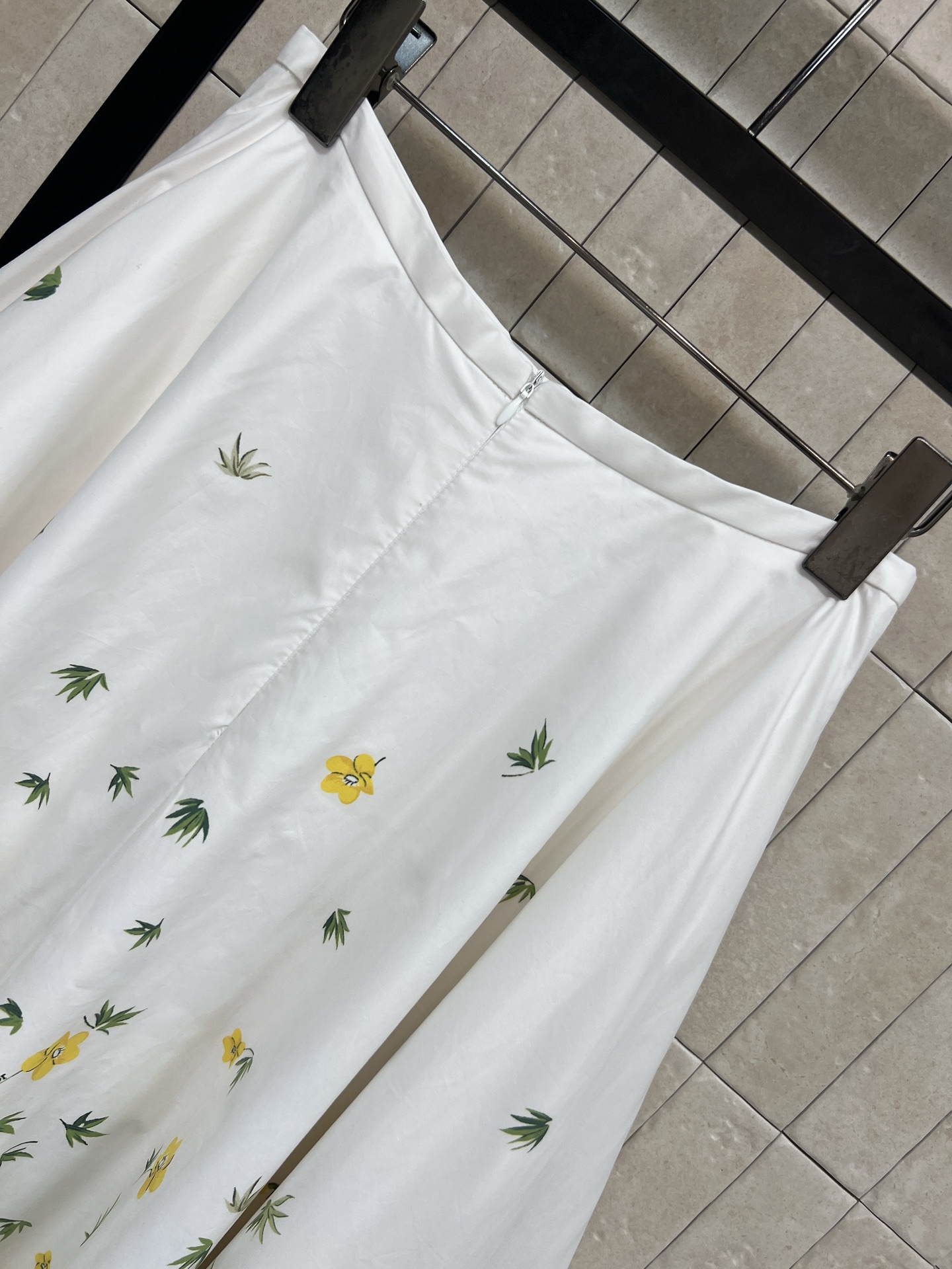 D家 26早春新款 小黄花印花高腰半身裙 白色底配黄色花卉印花 清新优雅 蝴蝶结装饰超有细节感 定制印花