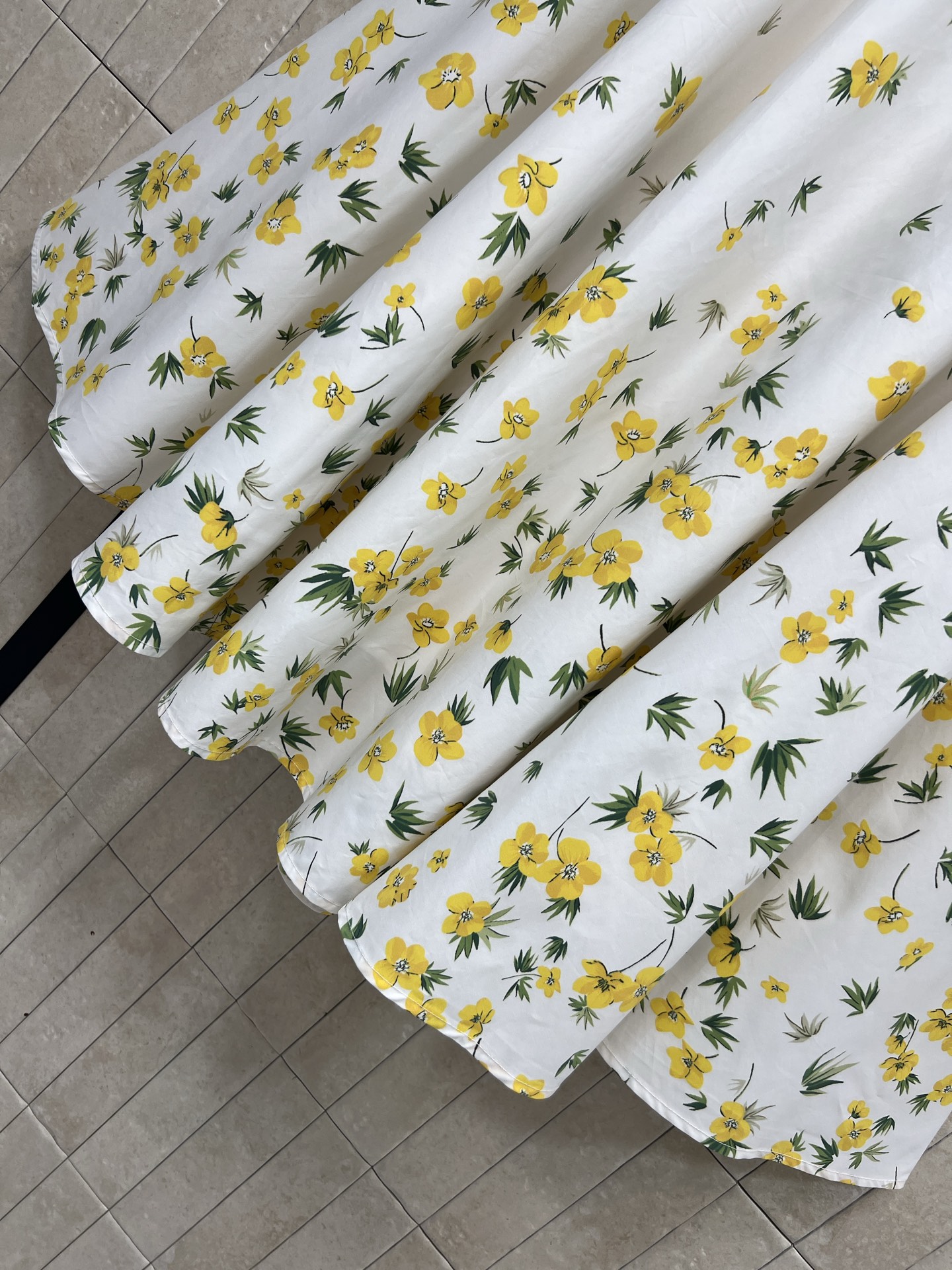 D家 26早春新款 小黄花印花高腰半身裙 白色底配黄色花卉印花 清新优雅 蝴蝶结装饰超有细节感 定制印花