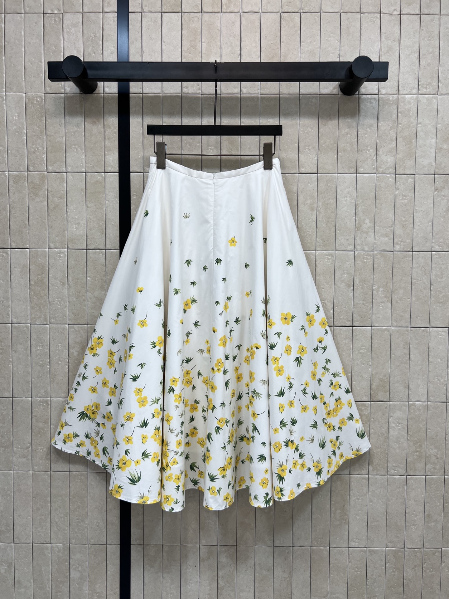 D家 26早春新款 小黄花印花高腰半身裙 白色底配黄色花卉印花 清新优雅 蝴蝶结装饰超有细节感 定制印花
